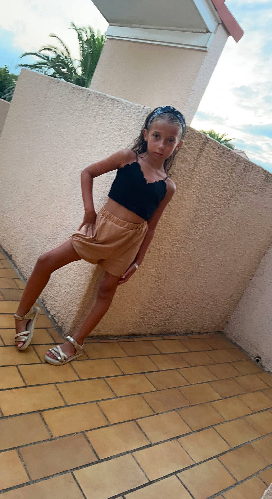 Lila a rejoint le concours — aidez-le/la à gagner de superbes lots ! art_model, barefoot, calf, concrete, eyewear, fashion_design, flash_photography, flooring, foot, fun, human_leg, knee, leg, leisure, person, sandal, sitting, sky, sportswear, thigh