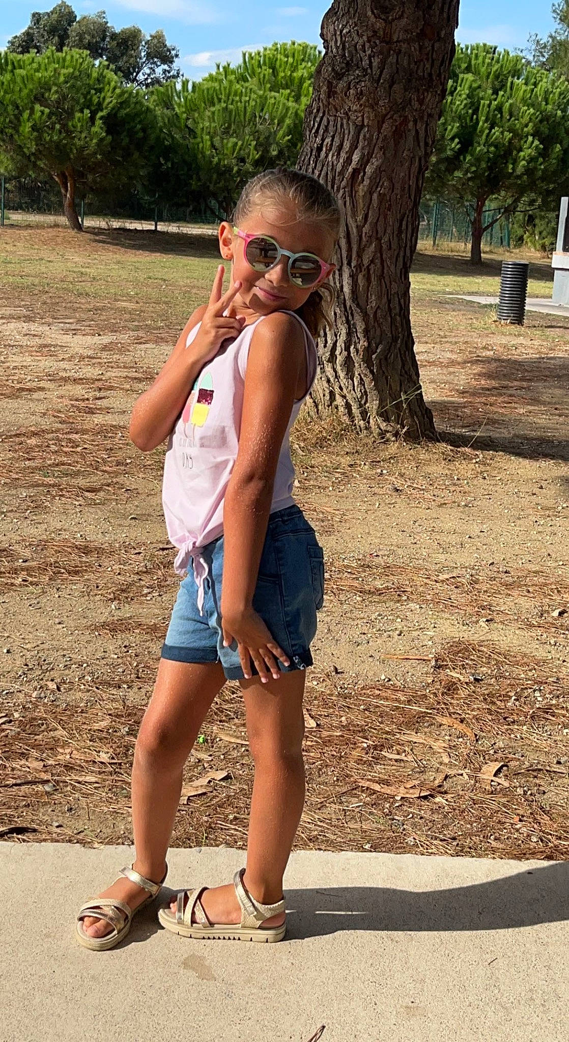 Lila participe au concours pour gagner de l'argent avec cette photo : chest, cool, eyewear, footwear, glasses, grass, hairstyle, happy, joy, knee, leisure, people_in_nature, person, shoe, sleeveless_shirt, sunglasses, thigh, tree, trunk, vision_care