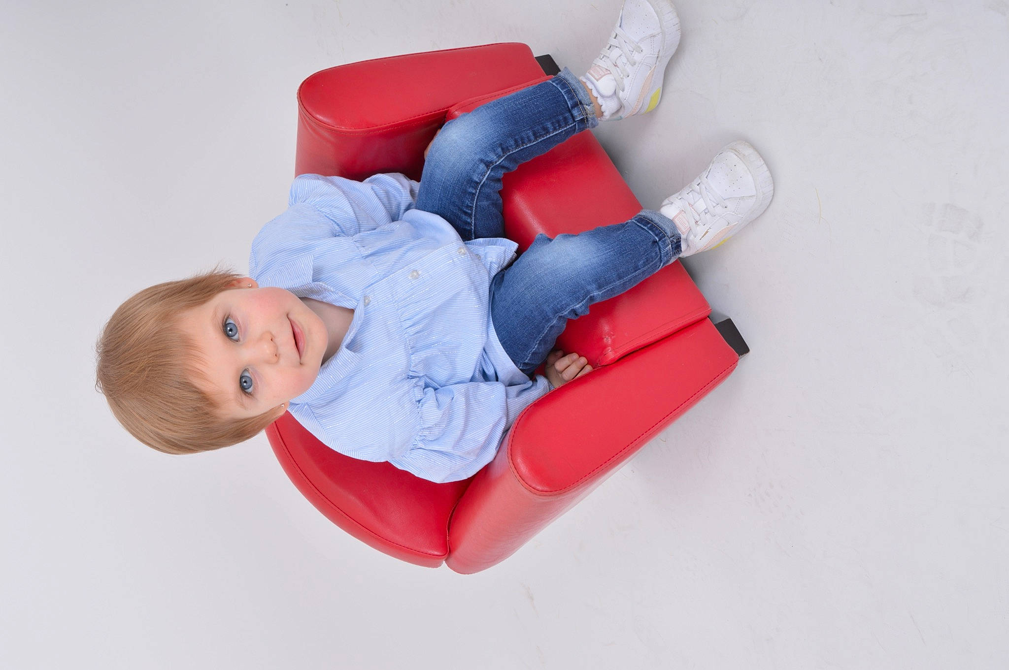 Pauline a rejoint le concours — aidez-le/la à gagner de superbes lots ! baby, baby_products, baby_sleeping, baby_toddler_clothing, carmine, chair, child, comfort, couch, electric_blue, fun, human_leg, knee, leisure, linens, person, sitting, t_shirt, thigh, throw_pillow