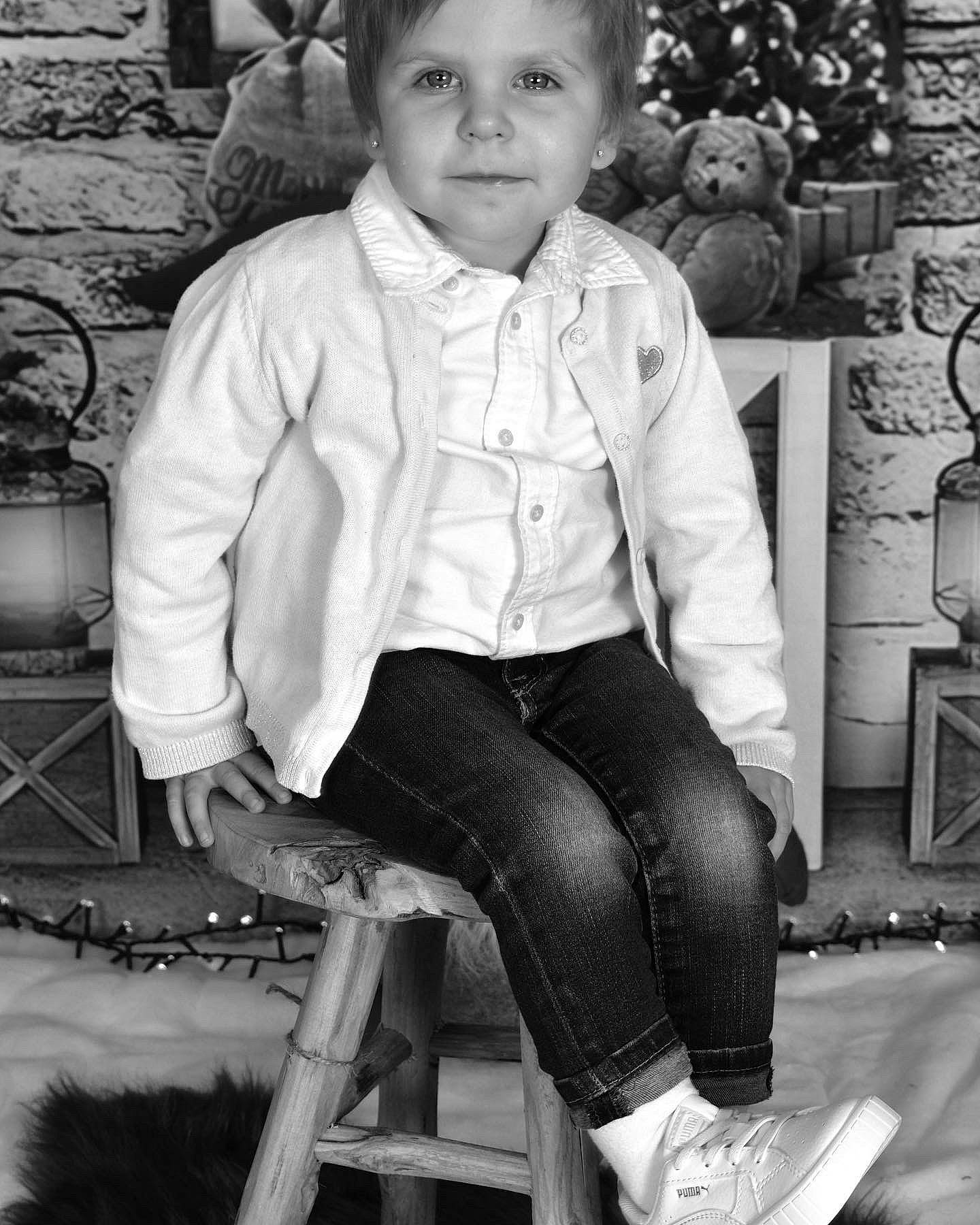 Pauline participe au concours pour gagner de l'argent avec cette photo : black, black_and_white, child, cool, fashion, happy, knee, leg, monochrome, monochrome_photography, people, person, photograph, sleeve, snapshot, style, thigh, tie, toddler, vintage_clothing