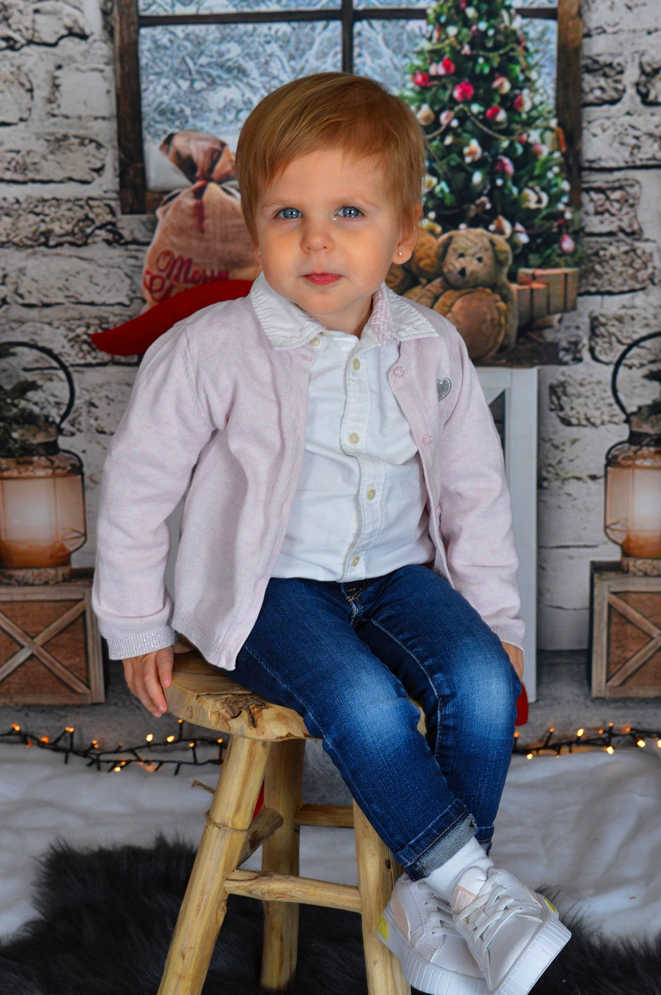 Pauline participe au concours pour gagner de l'argent avec cette photo : baby_toddler_clothing, blue, chair, christmas_tree, denim, event, eye, hairstyle, happy, jeans, leg, people, person, sleeve, snapshot, standing, toddler, tree, white, winter