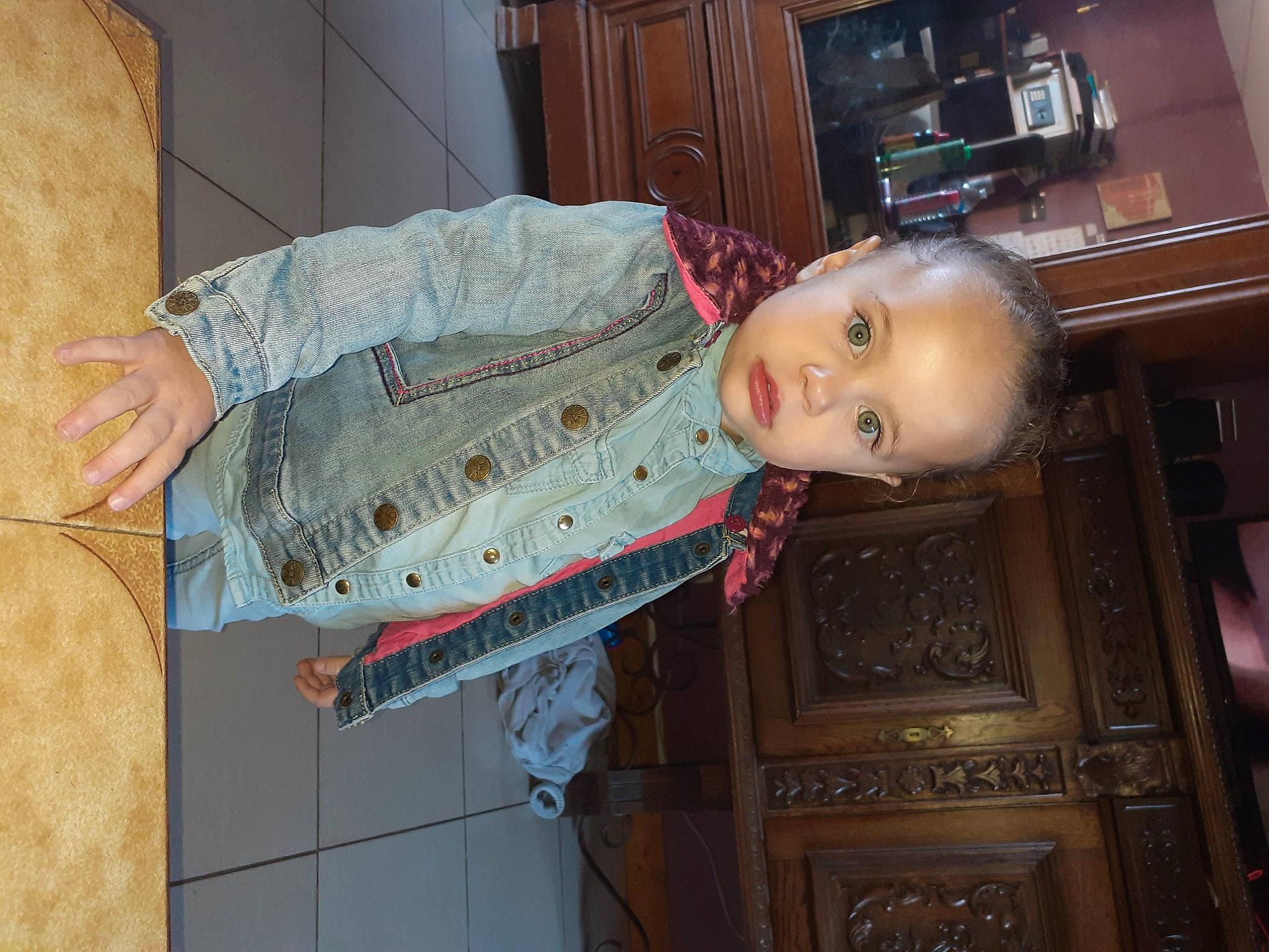 Zaïna participe au concours pour gagner de l'argent avec cette photo : child, person