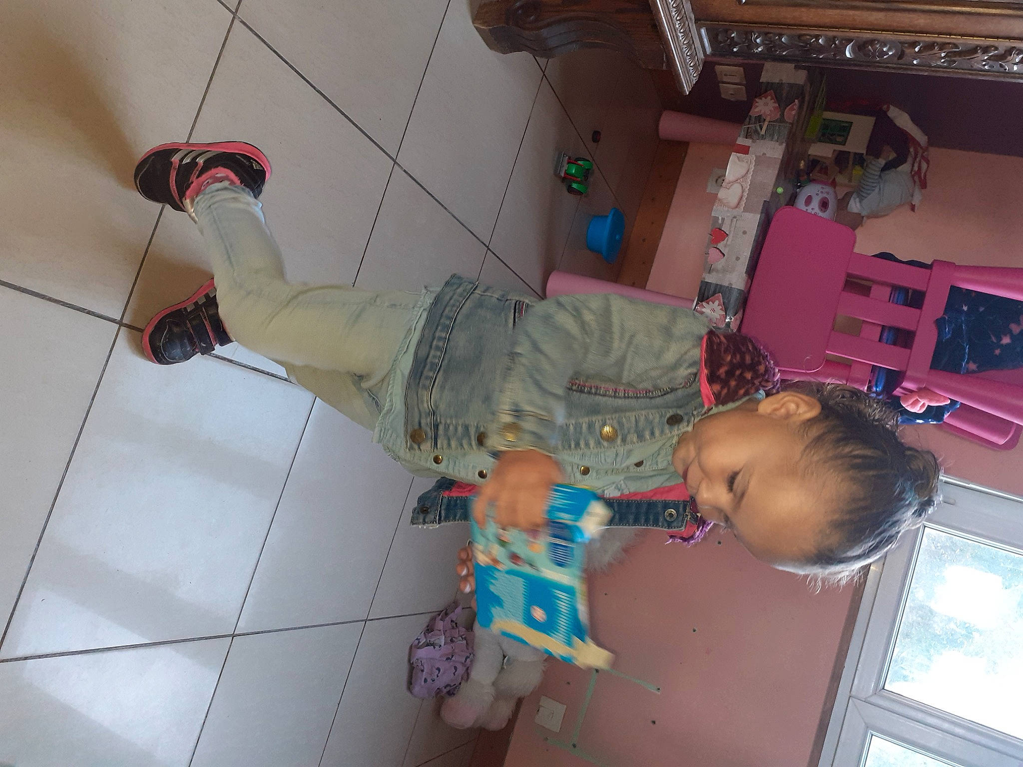 Zaïna participe au concours pour gagner de l'argent avec cette photo : child, person, toddler