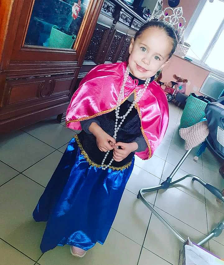 Zaïna a rejoint le concours — aidez-le/la à gagner de superbes lots ! bag, child, costume, electric_blue, eye, fashion_accessory, fashion_design, flooring, formal_wear, fun, jewellery, joy, luggage_and_bags, magenta, pattern, person, picture_frame, room, sitting, sleeve