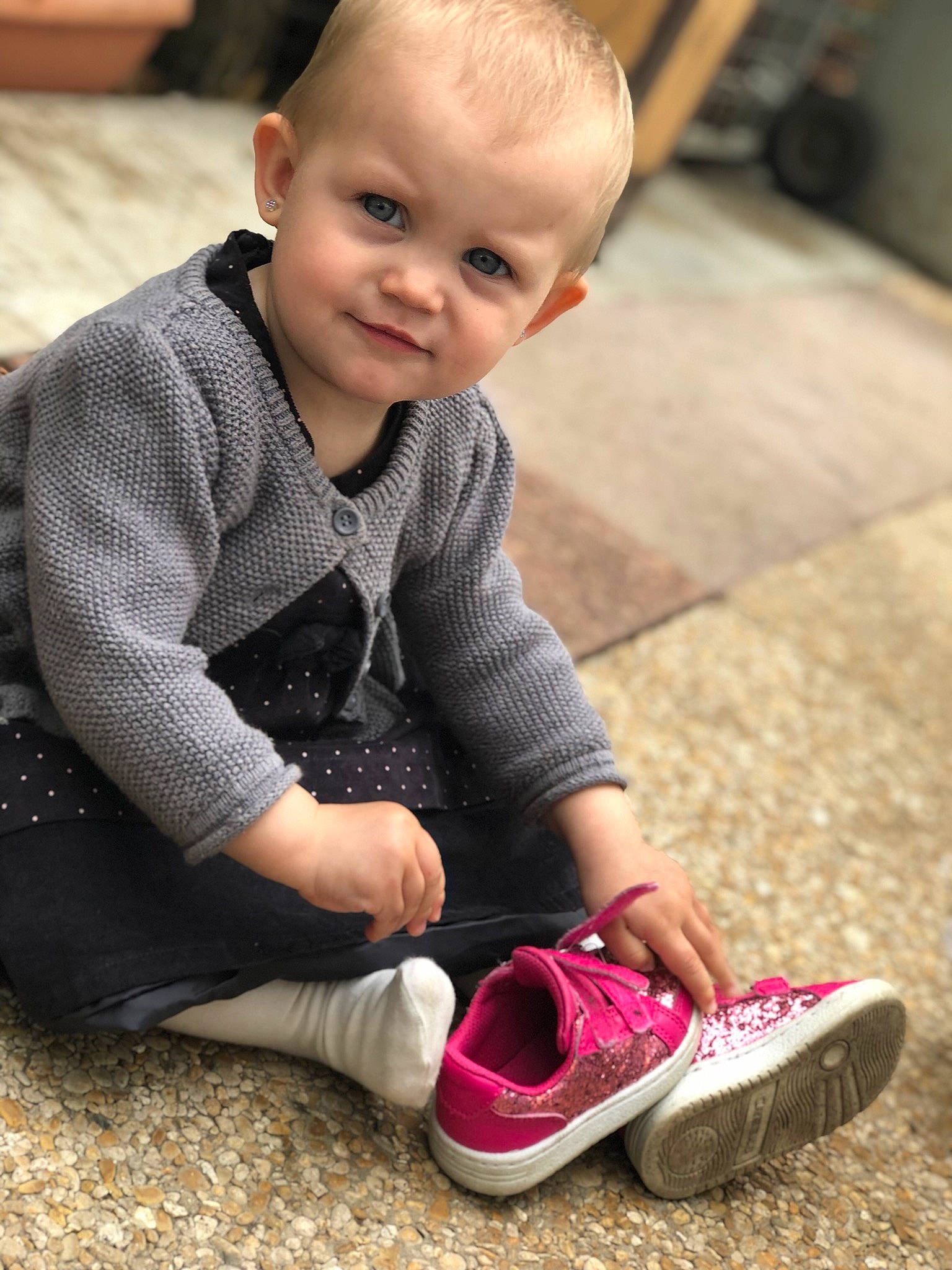 Aurelia a rejoint le concours — aidez-le/la à gagner de superbes lots ! ankle, baby, child, child_model, flooring, foot, footwear, leg, person, pink, play, shoe, sitting, toddler
