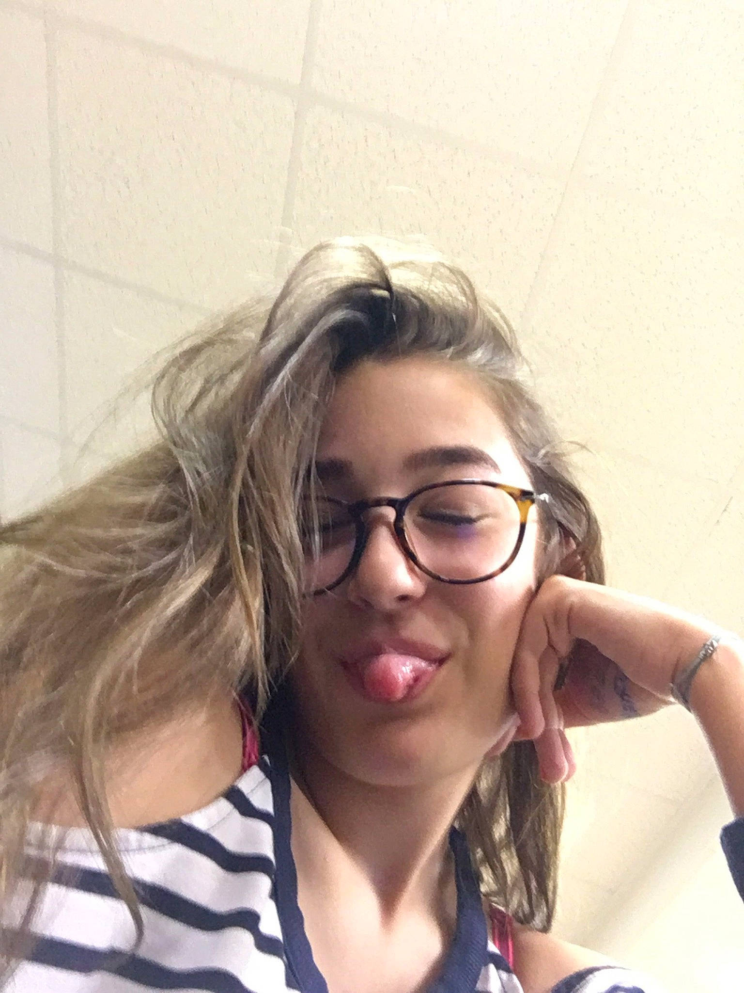 Cassandra participe au concours pour gagner de l'argent avec cette photo : blond, brown_hair, cheek, chin, cool, eyebrow, eyewear, forehead, girl, glasses, hair, hair_coloring, hairstyle, human_hair_color, long_hair, mouth, nose, person, selfie, smile