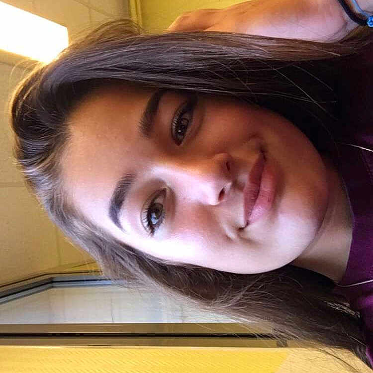 Cassandra participe au concours pour gagner de l'argent avec cette photo : black_hair, cheek, chin, eye, eyebrow, eyelash, face, forehead, girl, head, nose, person, product, selfie, smile