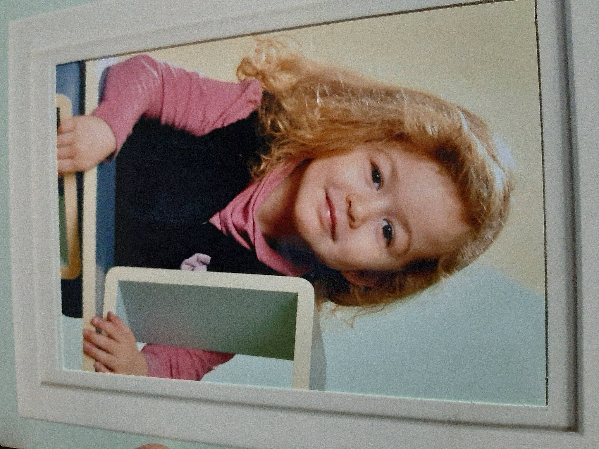 Syham participe au concours pour gagner de l'argent avec cette photo : bangs, blond, bob_cut, brown_hair, eyelash, feathered_hair, hair_coloring, hairstyle, interior_design, jaw, joy, layered_hair, makeover, mirror, person, picture_frame, wrist