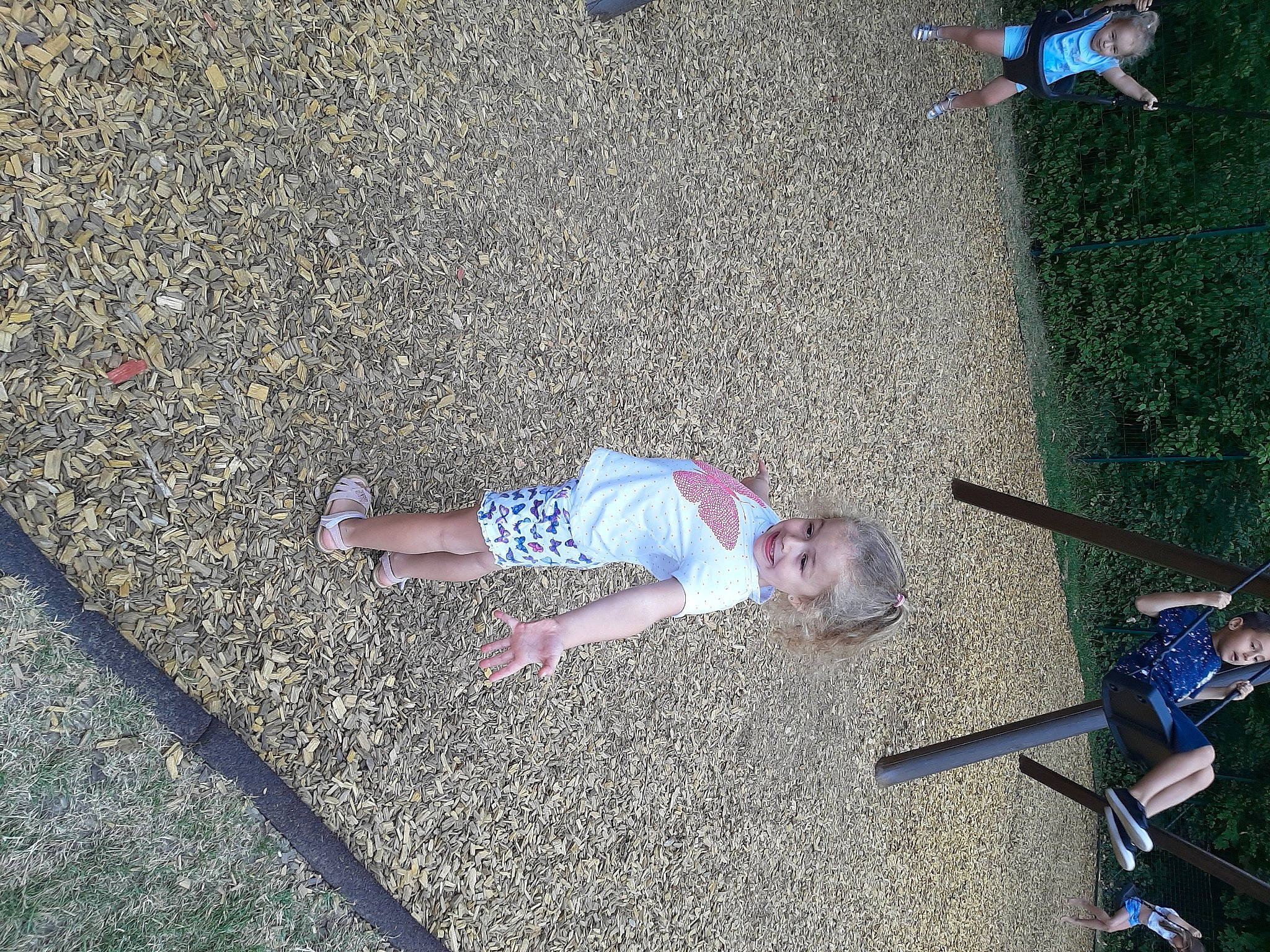 Syham participe au concours pour gagner de l'argent avec cette photo : asphalt, foot, fun, head, human, human_settlement, joy, person, play, public_space, shadow, snapshot, tar, walking_shoe