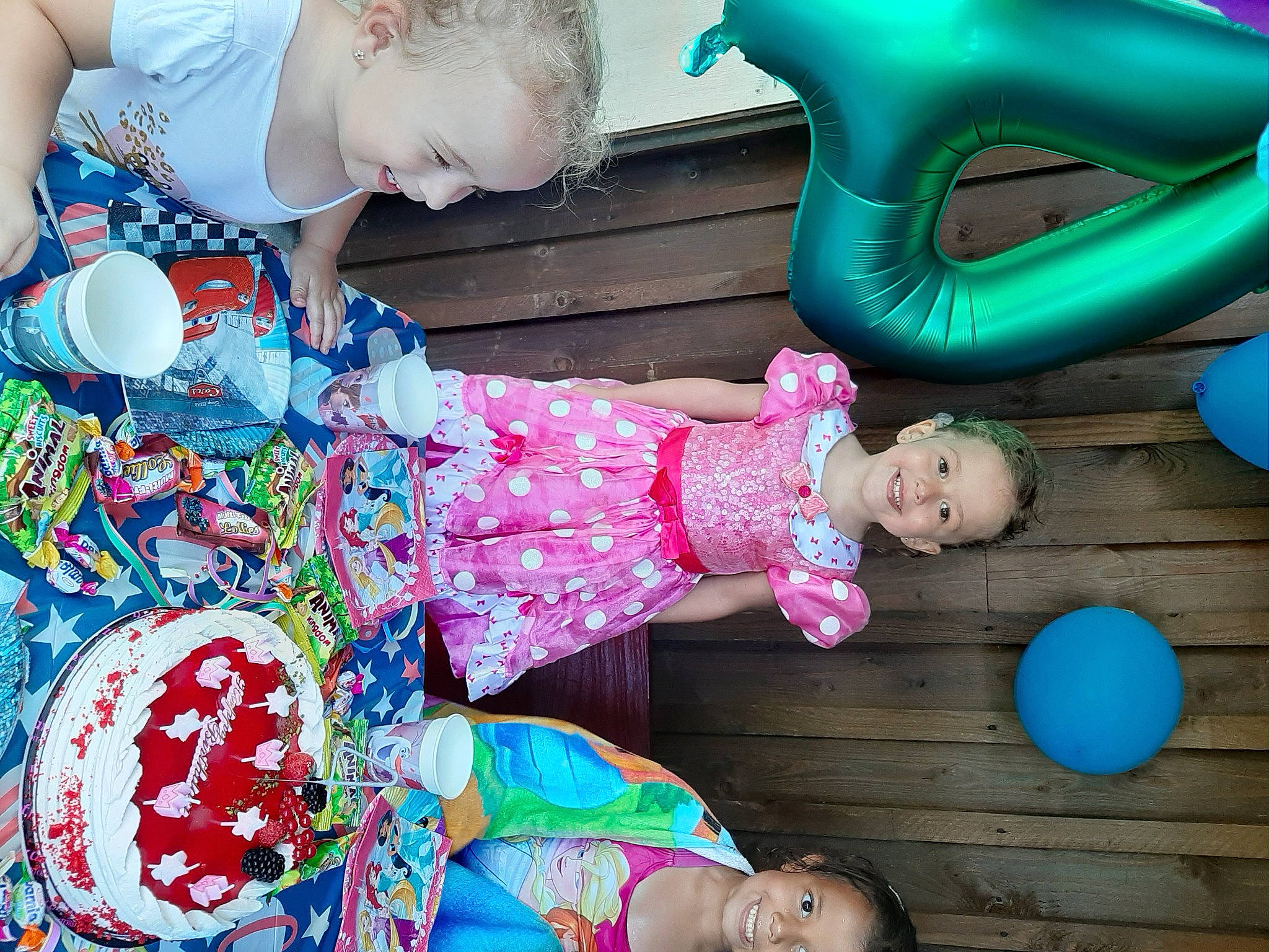 Syham participe au concours pour gagner de l'argent avec cette photo : aqua, baby, baby_toddler_clothing, balloon, blue, child, fun, head, inflatable, joy, mouth, nose, party_supply, people, person, pink, play, playing_with_kids, purple, teal