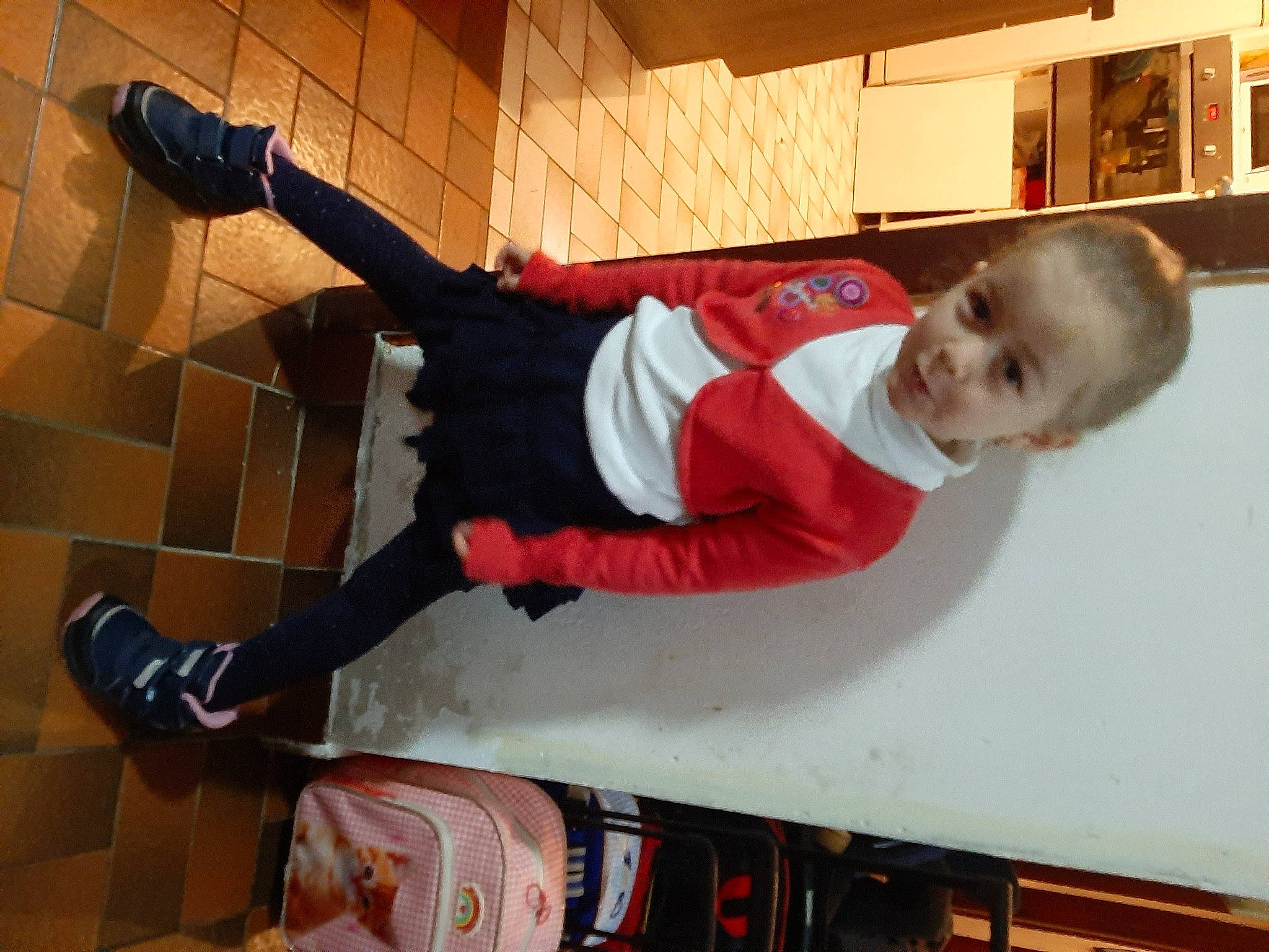 Syham participe au concours pour gagner de l'argent avec cette photo : baby, baby_toddler_clothing, balance, boot, outdoor_shoe, person, shoe, sock, toddler, walking_shoe