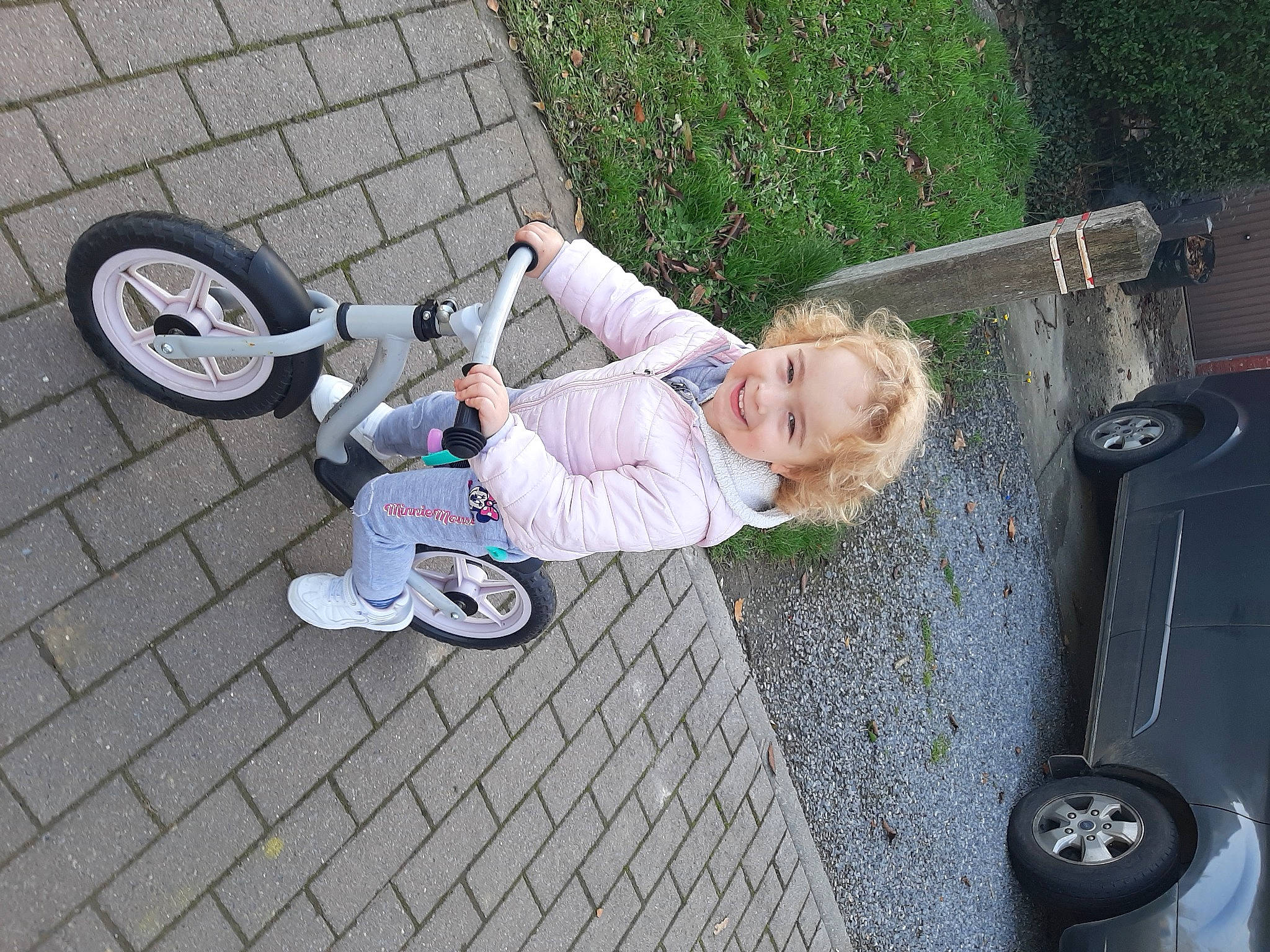 Sofya a rejoint le concours — aidez-le/la à gagner de superbes lots ! alloy_wheel, auto_part, automotive_tire, automotive_wheel_system, baby_products, baby_toddler_clothing, bicycle, bicycle_handlebar, bicycle_part, bicycle_tire, bicycle_wheel, bicycle_wheel_rim, driveway, fender, groupset, joy, person, product, rim, spoke