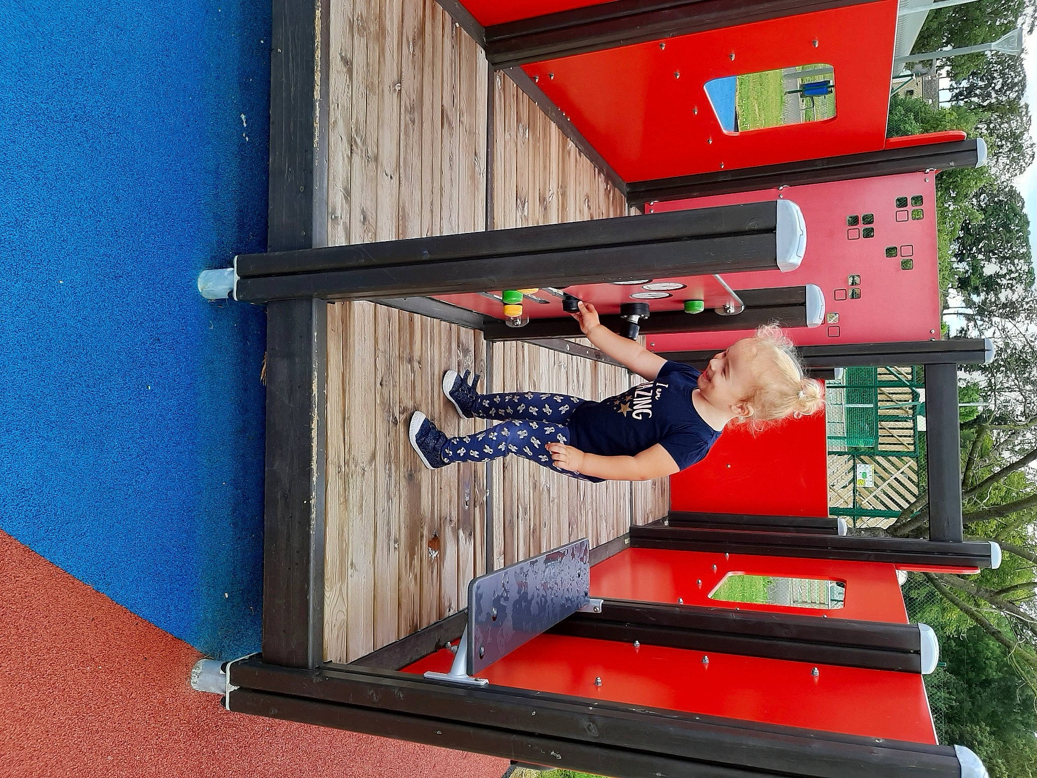 Sofya a rejoint le concours — aidez-le/la à gagner de superbes lots ! abdomen, ankle, balance, calf, elbow, electric_blue, foot, human_leg, knee, majorelle_blue, person, play, red, thigh, trunk, waist