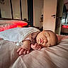 Ambre a rejoint le concours — aidez-le/la à gagner de superbes lots ! baby, newborn, sleeping, blanket, bed, indoor, cozy, peaceful, infant, child, soft_light, room, mirror, window, pillow, hand, face, clothing, home, relaxation