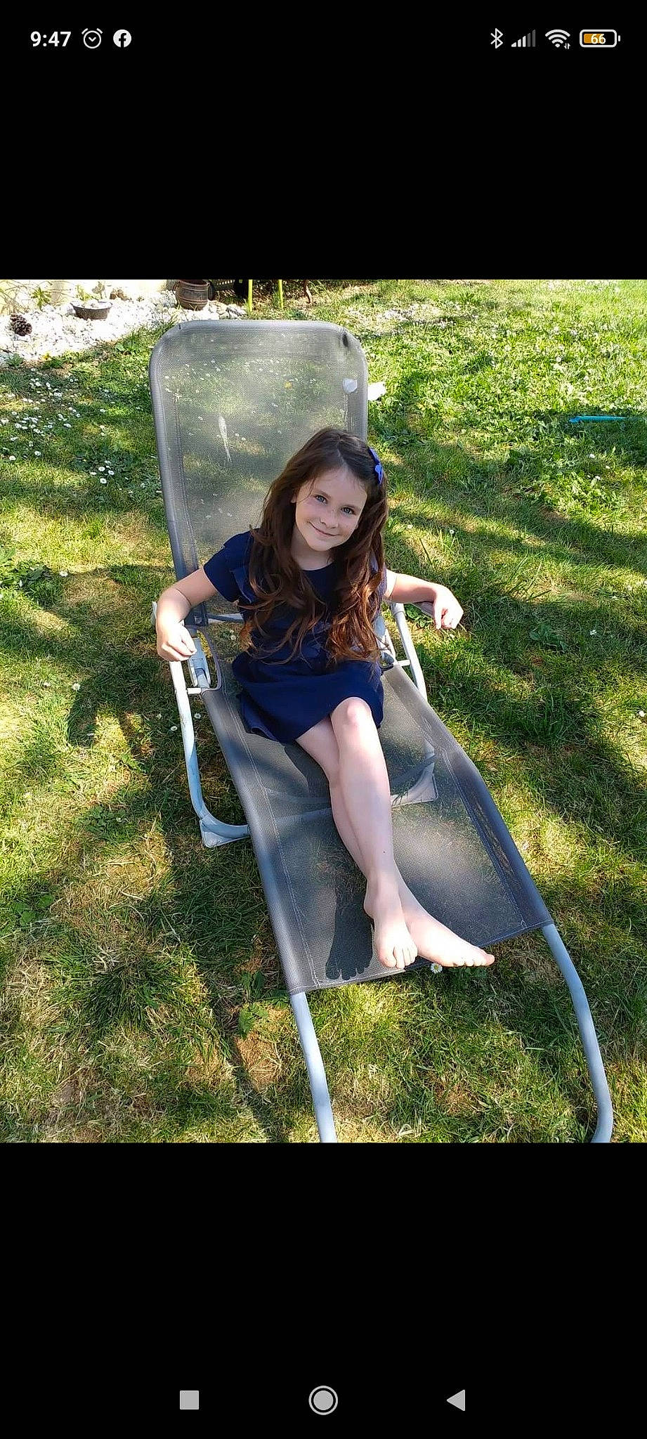Shana a rejoint le concours — aidez-le/la à gagner de superbes lots ! chair, chute, city, fun, grass, human_leg, joy, knee, leisure, outdoor_furniture, outdoor_play_equipment, people_in_nature, person, plant, playground, recreation, sandal, shorts, sitting, smile