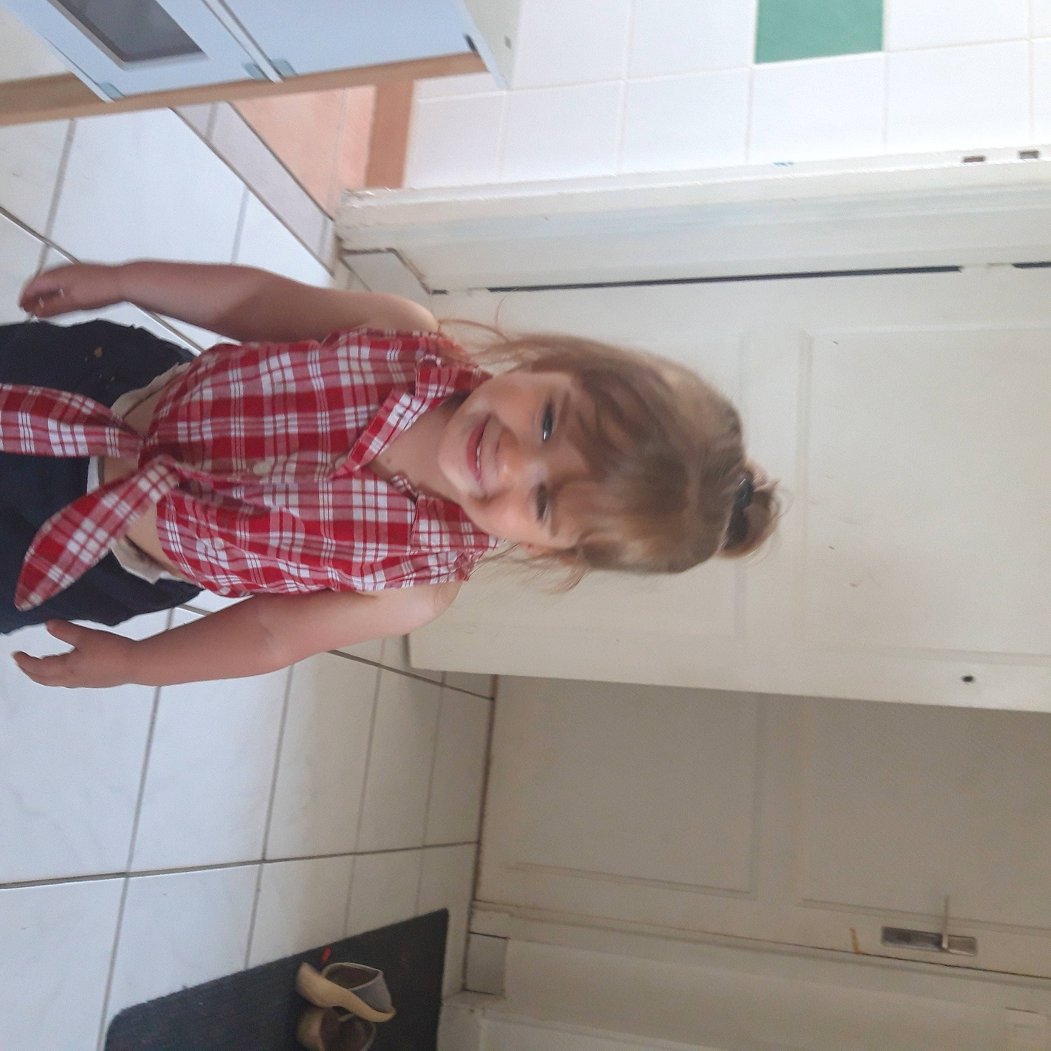 Zélie participe au concours pour gagner de l'argent avec cette photo : child, cleanliness, collar, comfort, elbow, floor, flooring, fun, human_leg, joy, pattern, person, plaid, room, sleeve, smile, tartan, toddler, wood