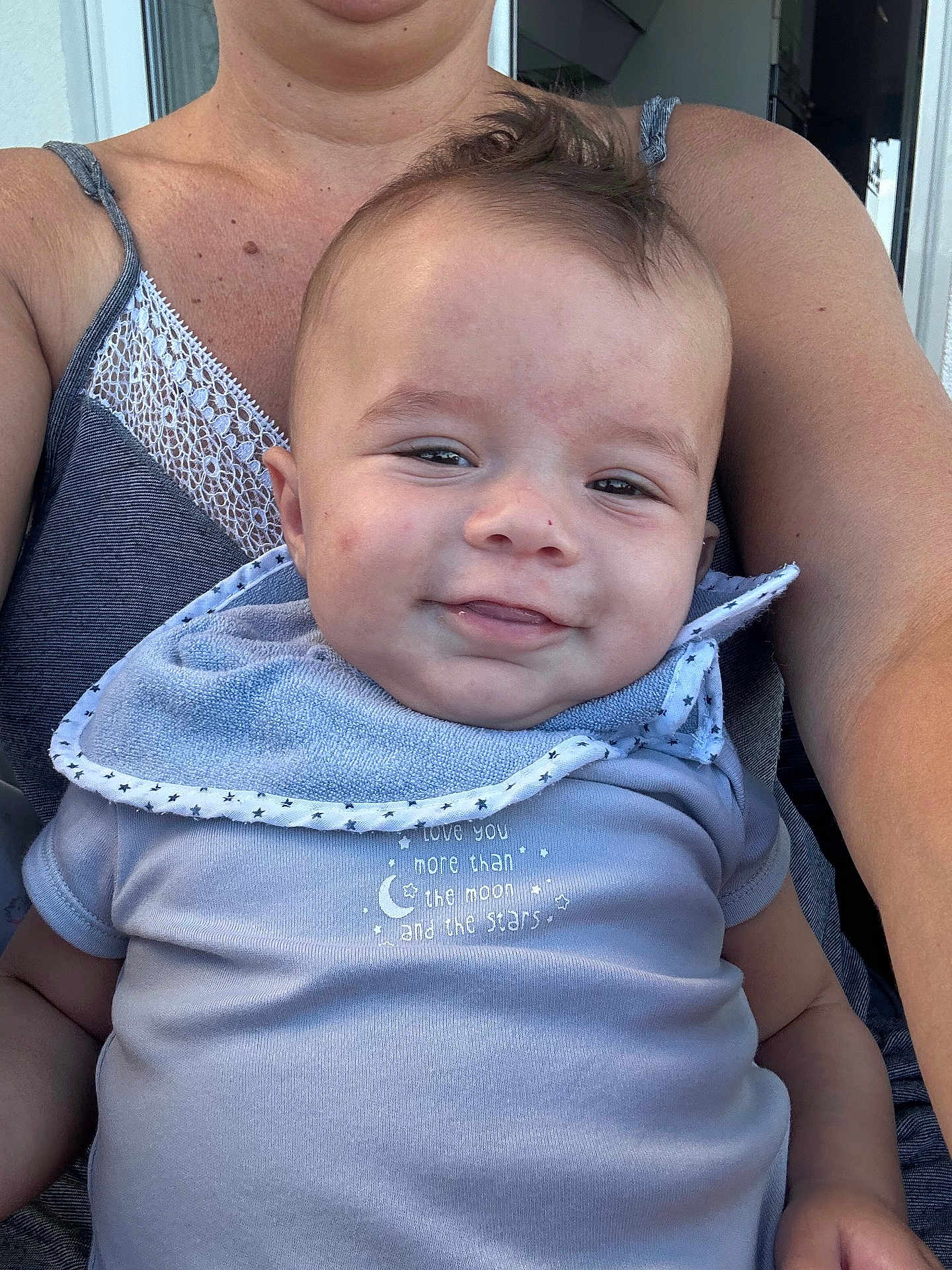 Noah a rejoint le concours — aidez-le/la à gagner de superbes lots ! baby, child, smiling, bib, clothing, person, adult, happy, portrait, casual, indoor, closeup, face, skin, hair, holding, expression, cute, infant, toddler