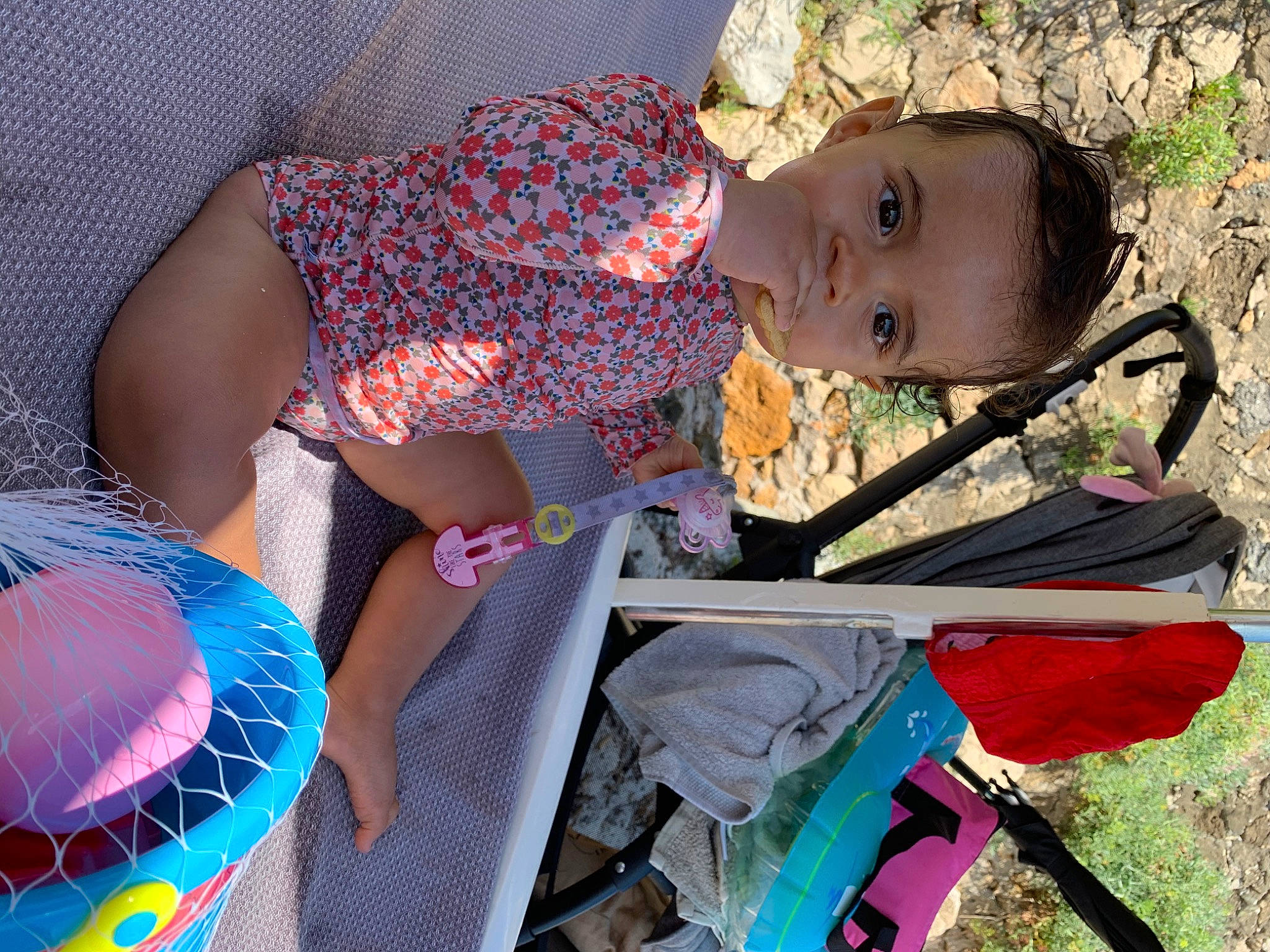 Romane a rejoint le concours — aidez-le/la à gagner de superbes lots ! baby, baby_products, child, person, play, product, toddler, vacation