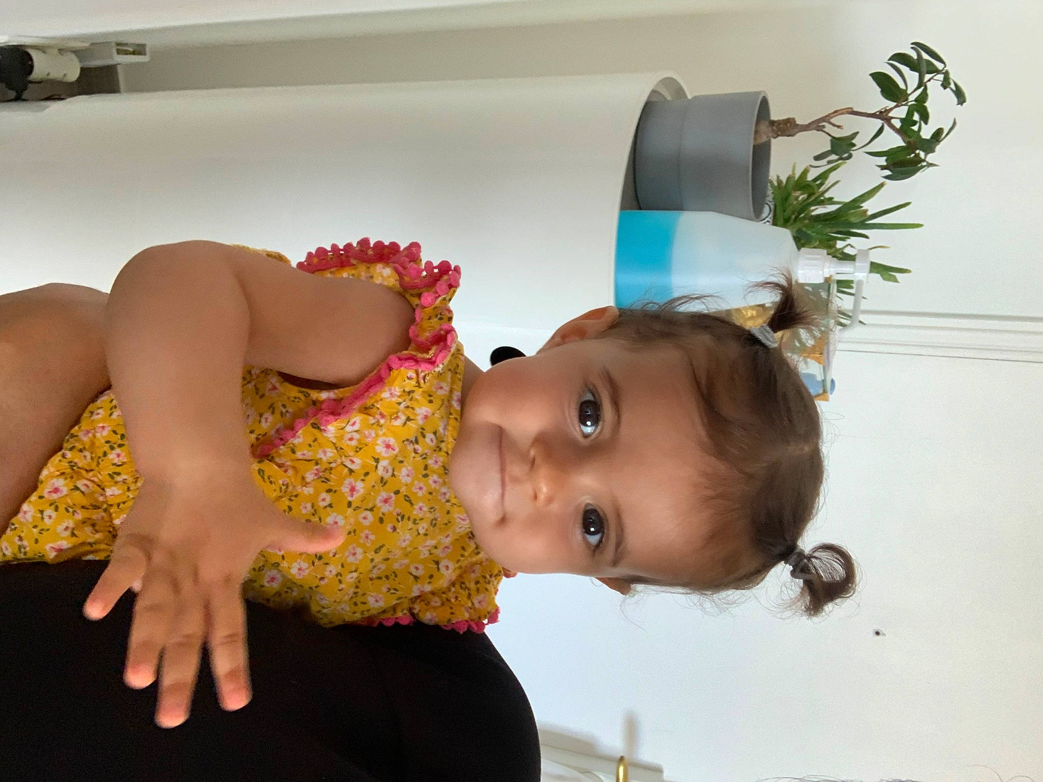 Romane a rejoint le concours — aidez-le/la à gagner de superbes lots ! baby, child, fashion_accessory, person, toddler, yellow