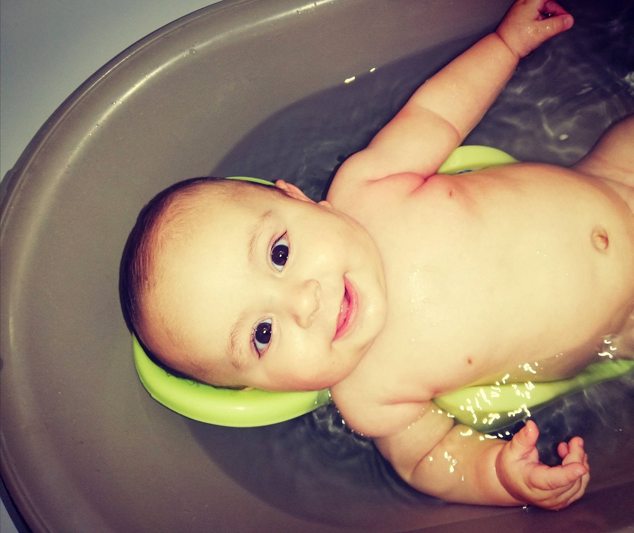 Alézio participe au concours pour gagner de l'argent avec cette photo : baby, baby_bathing, bathing, cheek, eye, eyebrow, face, gesture, happy, head, human_body, iris, joy, leg, lip, mouth, neck, nose, person, skin