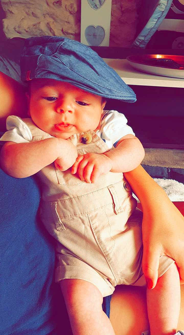 Alézio a rejoint le concours — aidez-le/la à gagner de superbes lots ! beauty, child, fun, hand, happy, hat, headgear, headwear, nose, person, photography, skin, smile, sun_hat, toddler