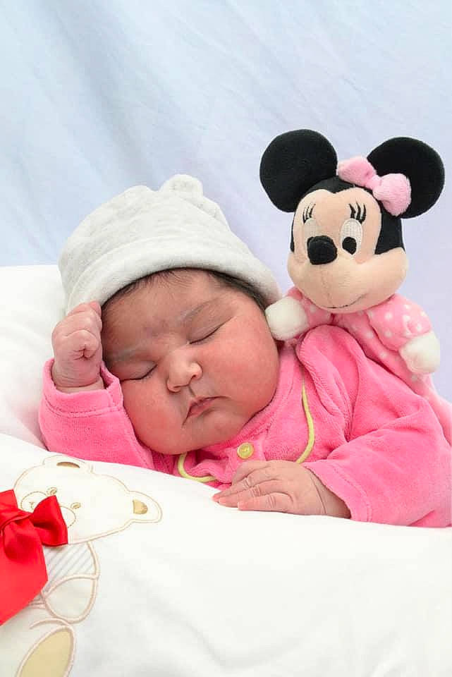Maitê a rejoint le concours — aidez-le/la à gagner de superbes lots ! baby, baby_sleeping, bedtime, birth, child, happy, headwear, person, pink, red, room, skin, sleep, stuffed_toy, toddler