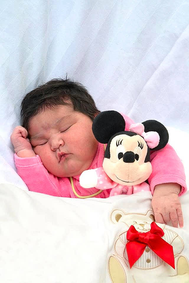 Maitê participe au concours pour gagner de l'argent avec cette photo : baby, baby_sleeping, bedtime, cheek, child, ear, happy, nap, person, pink, plush, product, room, skin, sleep, smile, stuffed_toy, teddy_bear, textile, toddler