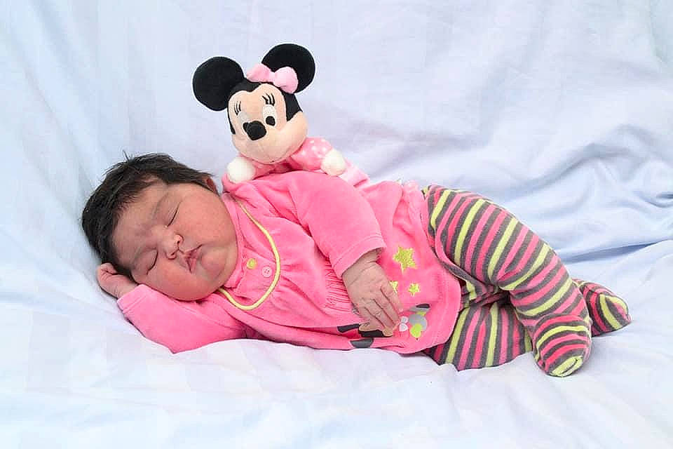 Maitê participe au concours pour gagner de l'argent avec cette photo : baby, bedtime, child, fun, happy, love, person, photography, pink, plush, room, sleep, stuffed_toy, teddy_bear, textile, toddler, toy