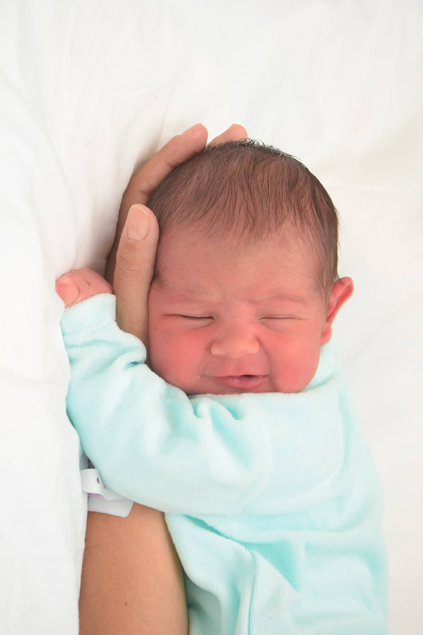 Medine participe au concours pour gagner de l'argent avec cette photo : baby, baby_sleeping, cheek, child, face, gesture, hand, head, mouth, nose, person, skin, sleep, toddler