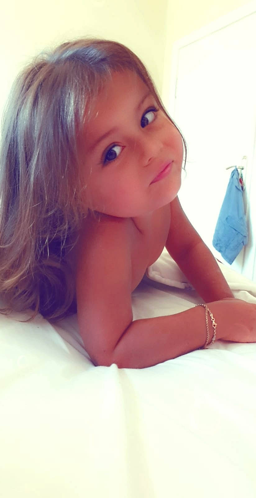 Alicia a rejoint le concours — aidez-le/la à gagner de superbes lots ! baby, chest, close_up, comfort, elbow, electric_blue, eyebrow, eyelash, fashion_accessory, finger, happy, human_leg, linens, lip, mouth, person, plastic_bag, smile, thigh, thumb