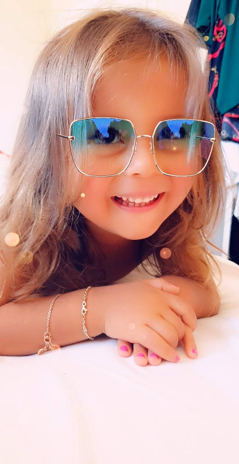 Alicia participe au concours pour gagner de l'argent avec cette photo : child, dress, eyebrow, eyelash, eyewear, finger, gesture, glasses, goggles, happy, joy, lip, mouth, nail, person, pink, skin, smile, summer, sunglasses