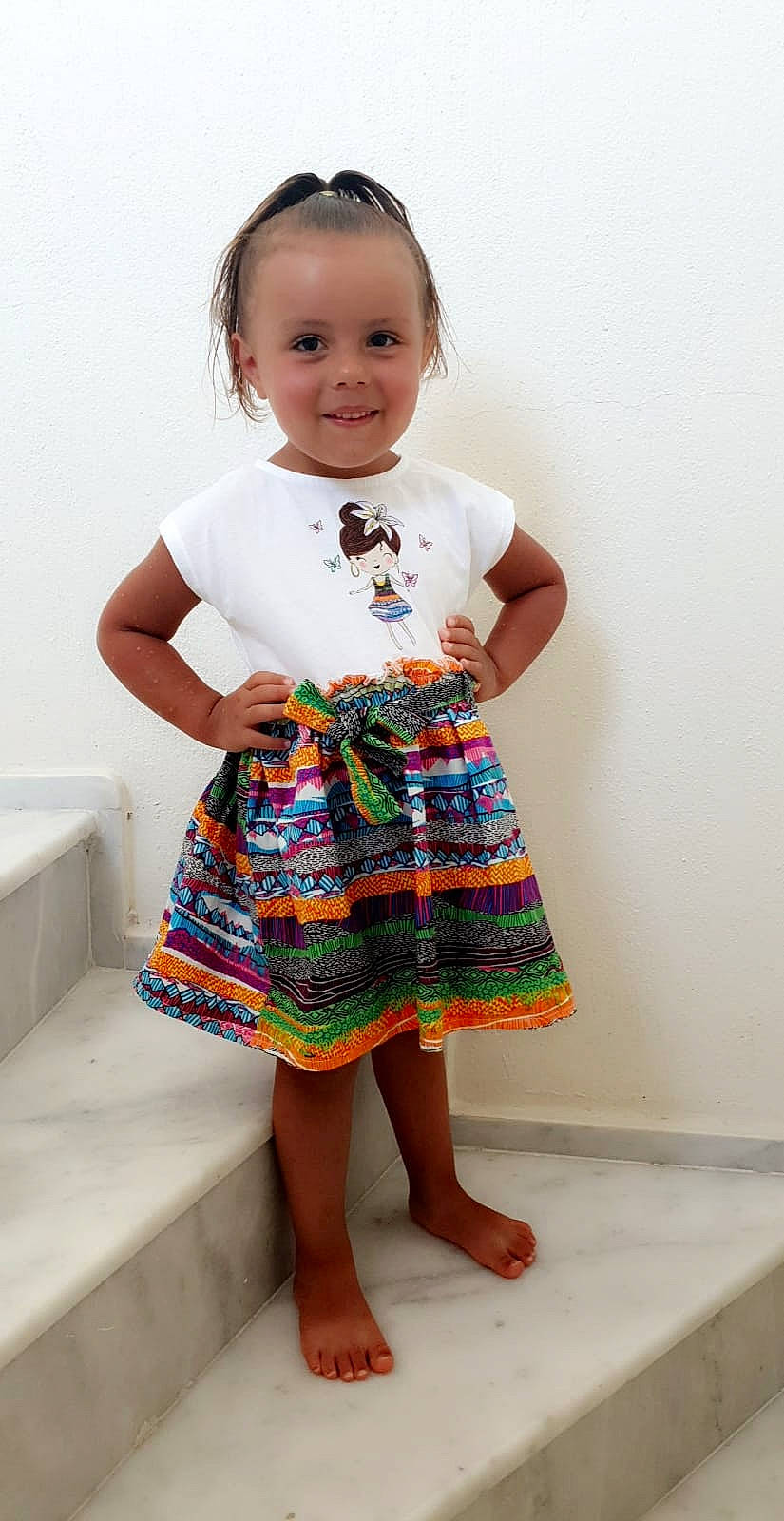 Alicia participe au concours pour gagner de l'argent avec cette photo : baby_toddler_clothing, child, day_dress, dress, facial_expression, hairstyle, human_leg, joy, neck, one_piece_garment, pattern, person, plaid, shoulder, skin, sleeve, smile, t_shirt, tartan, thigh