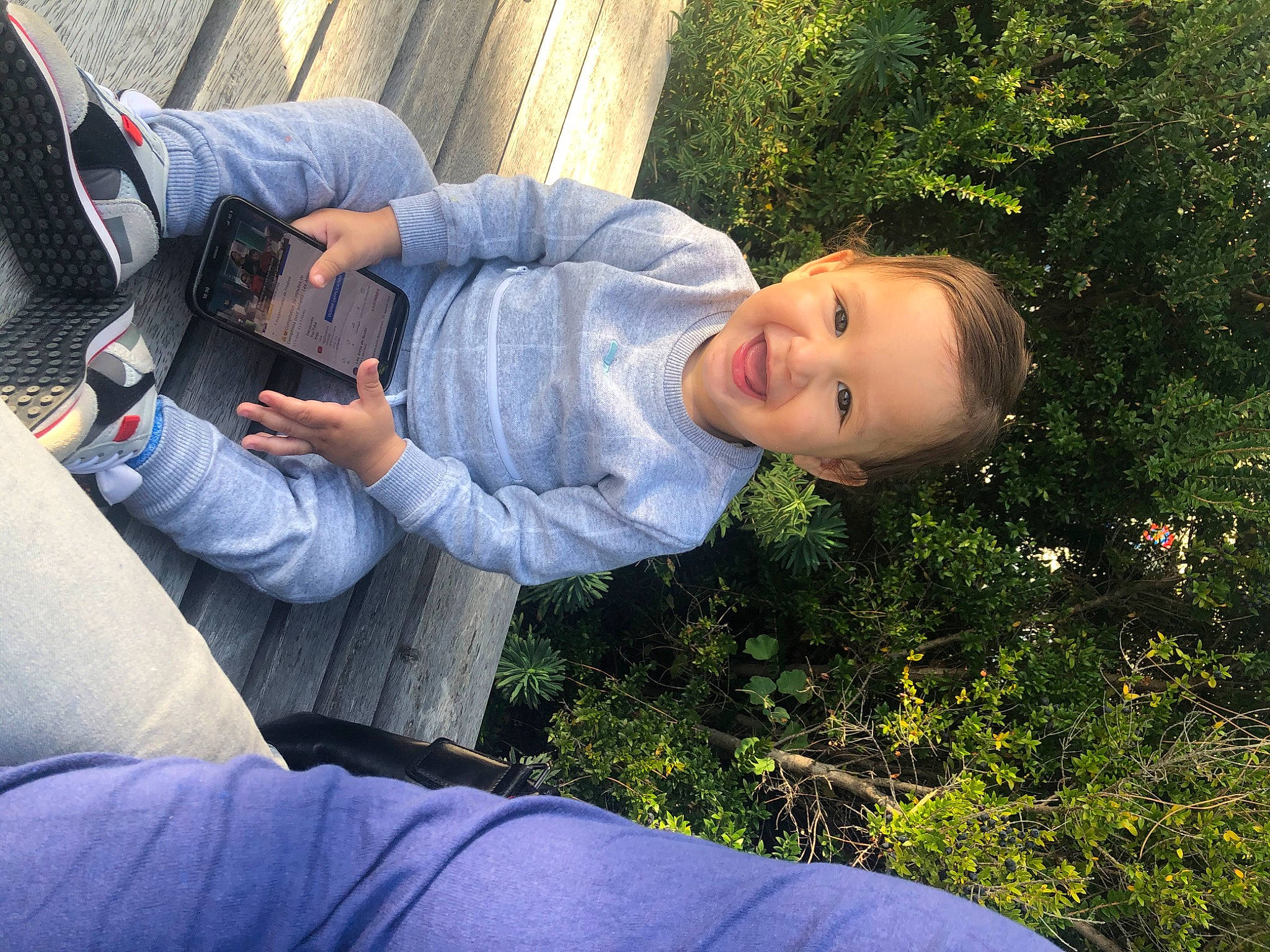 Noe a rejoint le concours — aidez-le/la à gagner de superbes lots ! auto_part, camera, child, comfort, cool, denim, electric_blue, fun, grass, happy, joy, leisure, people_in_nature, person, plant, single_lens_reflex_camera, sitting, smile, t_shirt, toddler