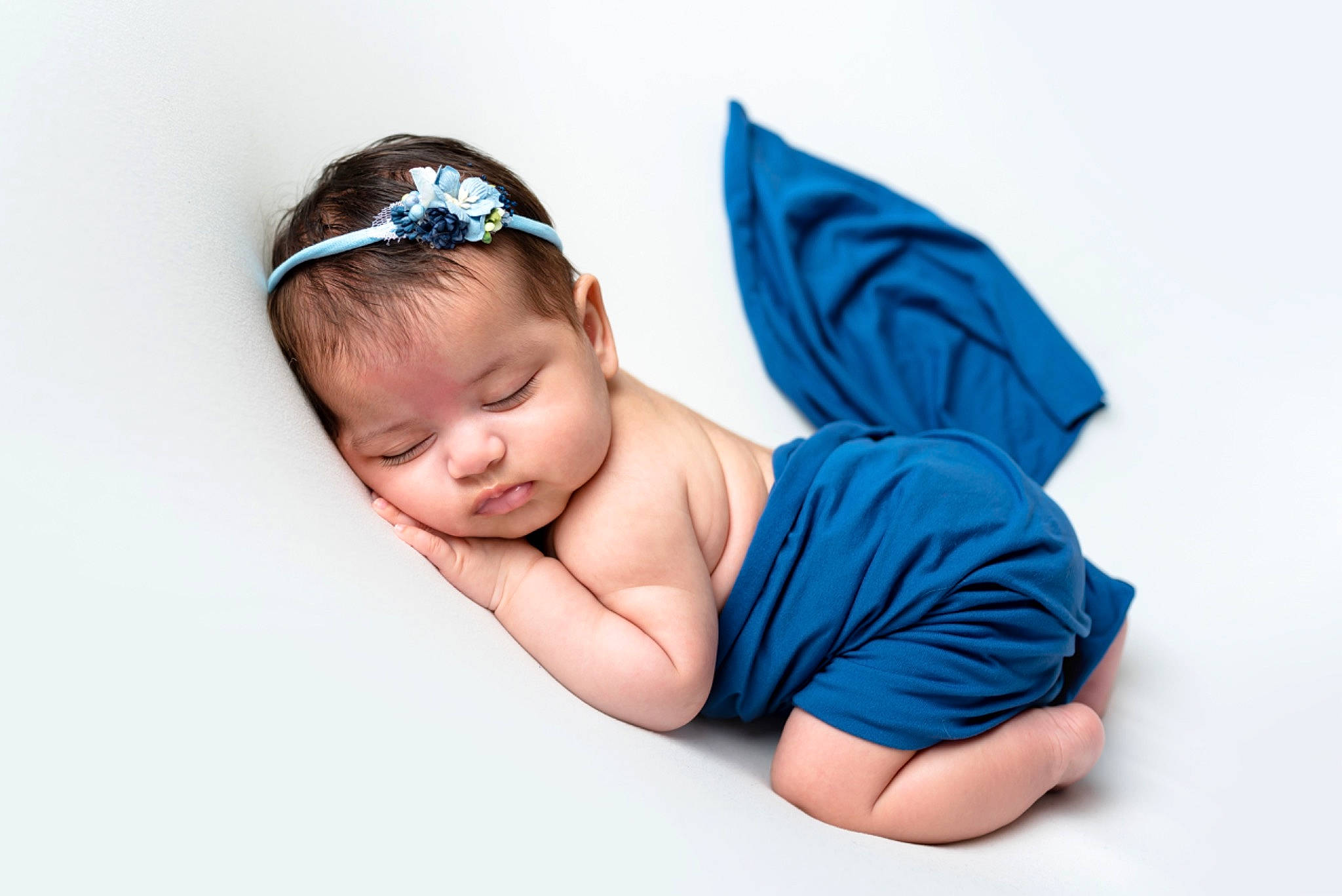 Jade participe au concours pour gagner de l'argent avec cette photo : baby, baby_products, baby_toddler_clothing, cap, comfort, electric_blue, fashion_accessory, gesture, grass, happy, headband, headpiece, jewellery, linens, nail, pattern, person, sitting, thumb, toddler