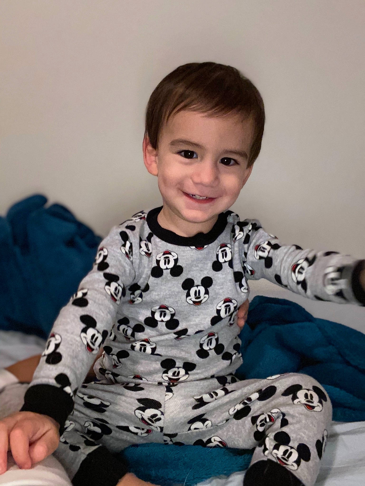 Dale is registered to the contest to win money with this photo: baby, baby_toddler_clothing, blue, cheek, child, joy, leg, nightwear, outerwear, pajamas, person, play, sitting, sleeve, smile, toddler