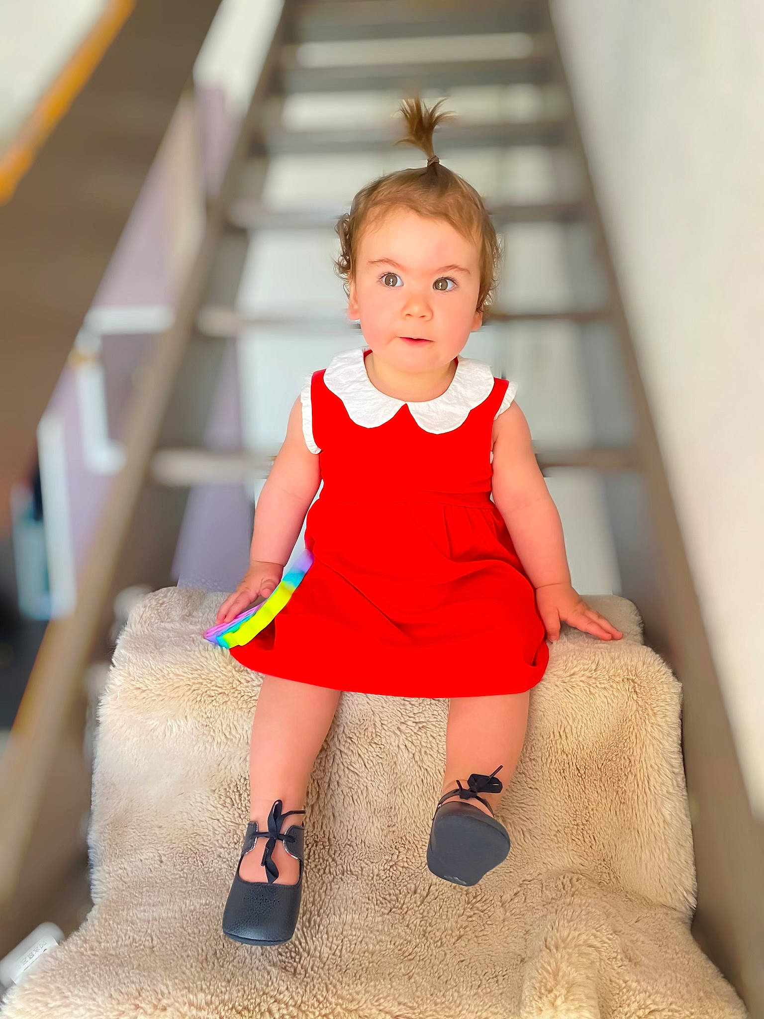 Kato participe au concours pour gagner de l'argent avec cette photo : baby_toddler_clothing, day_dress, dress, fashion_design, finger, flash_photography, flooring, formal_wear, fun, hair, happy, human_leg, knee, leg, one_piece_garment, person, shoulder, sleeve, thigh, toddler