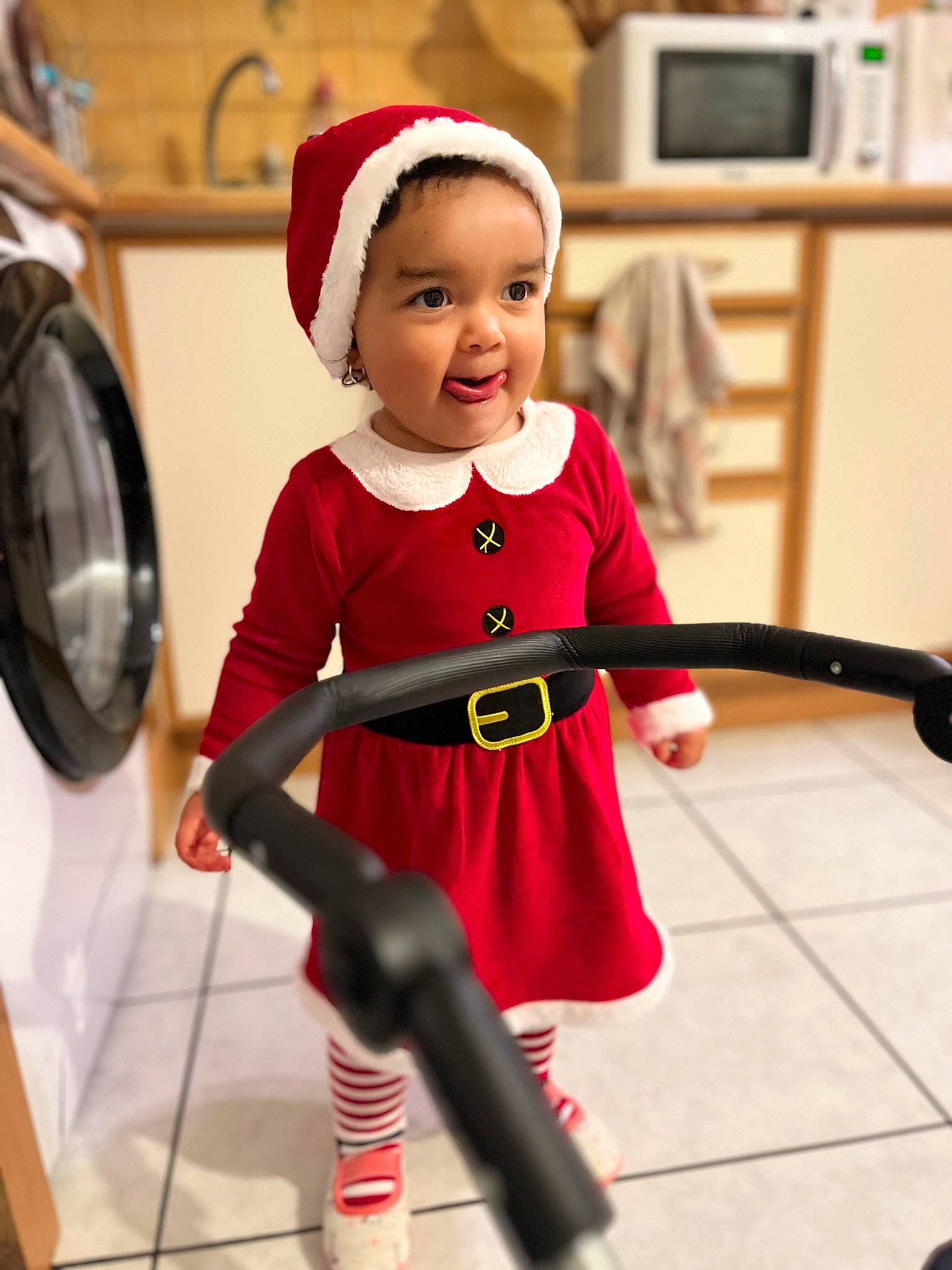 Sia a rejoint le concours — aidez-le/la à gagner de superbes lots ! baby, baby_toddler_clothing, carmine, child, computer_monitor, costume, electric_blue, event, fun, happy, hat, headwear, human_leg, knee, magenta, person, red, room, sleeve, smile