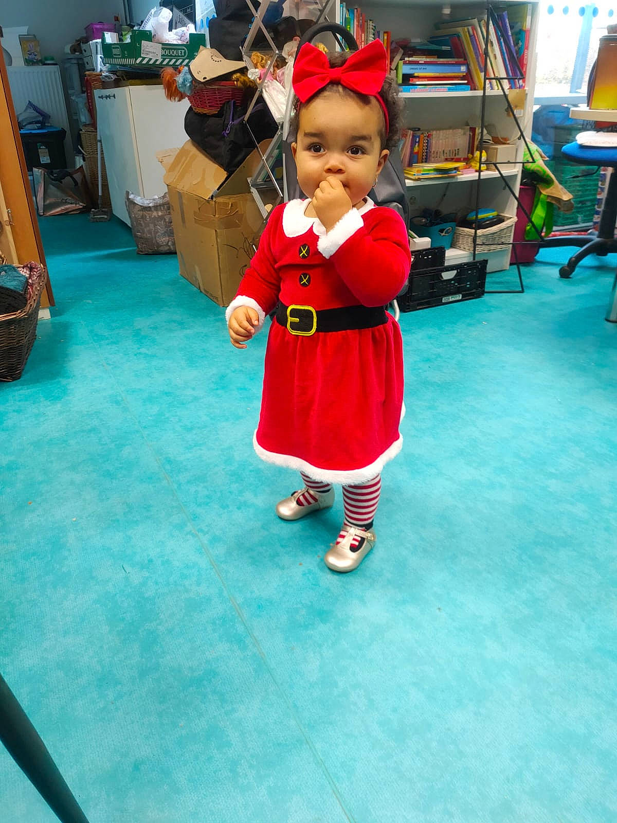 Sia participe au concours pour gagner de l'argent avec cette photo : baby, bag, carpet, chair, chest_of_drawers, child, event, fictional_character, flooring, fun, hat, holiday, leisure, luggage_and_bags, mascot, person, play, recreation, room, toddler