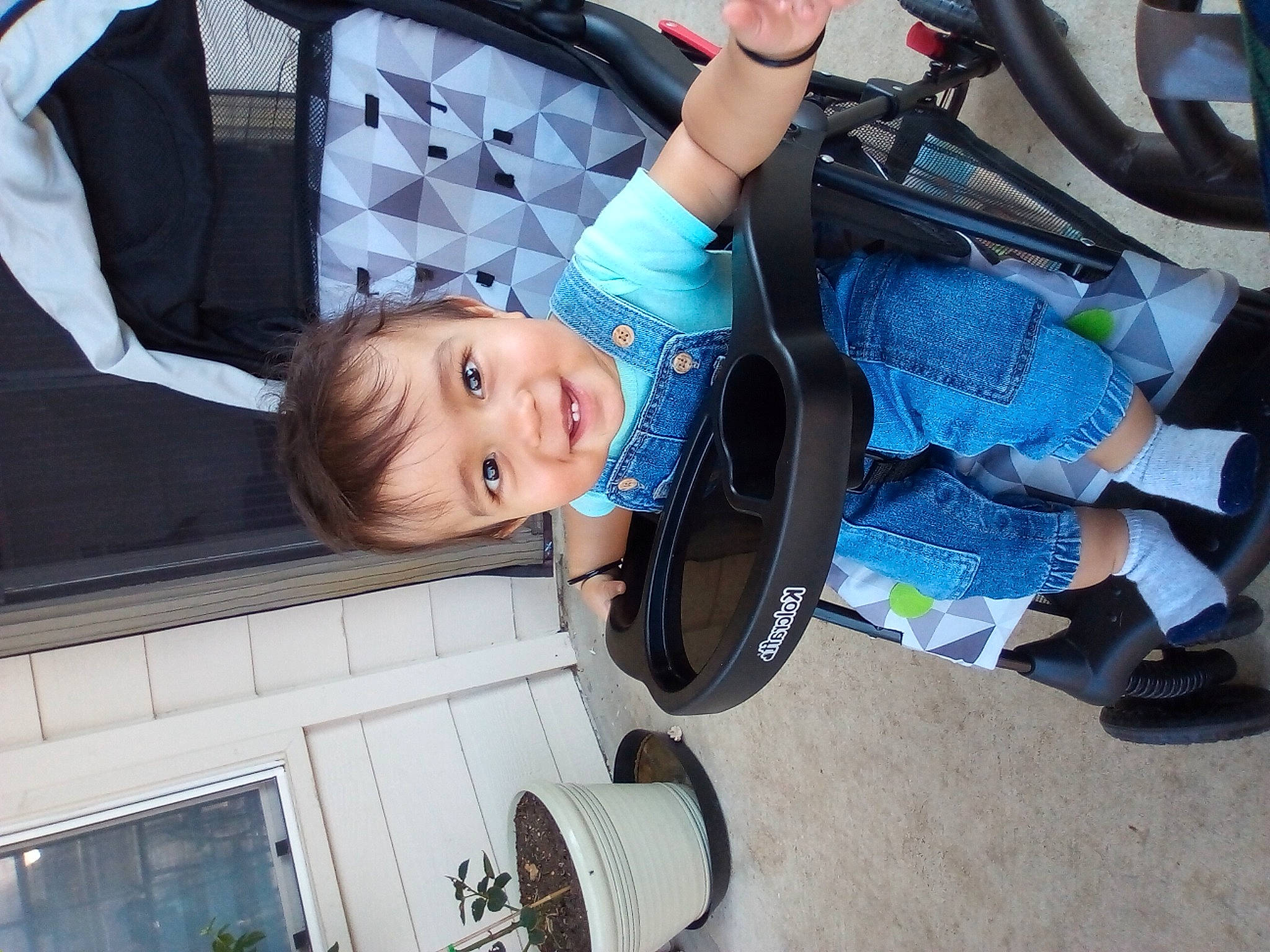 Daniel is registered to the contest to win money with this photo: auto_part, automotive_design, automotive_exterior, automotive_tire, automotive_wheel_system, baby_carriage, baby_products, car_seat, child, comfort, electric_blue, fun, joy, motor_vehicle, person, rim, smile, tire, toddler, vehicle_door