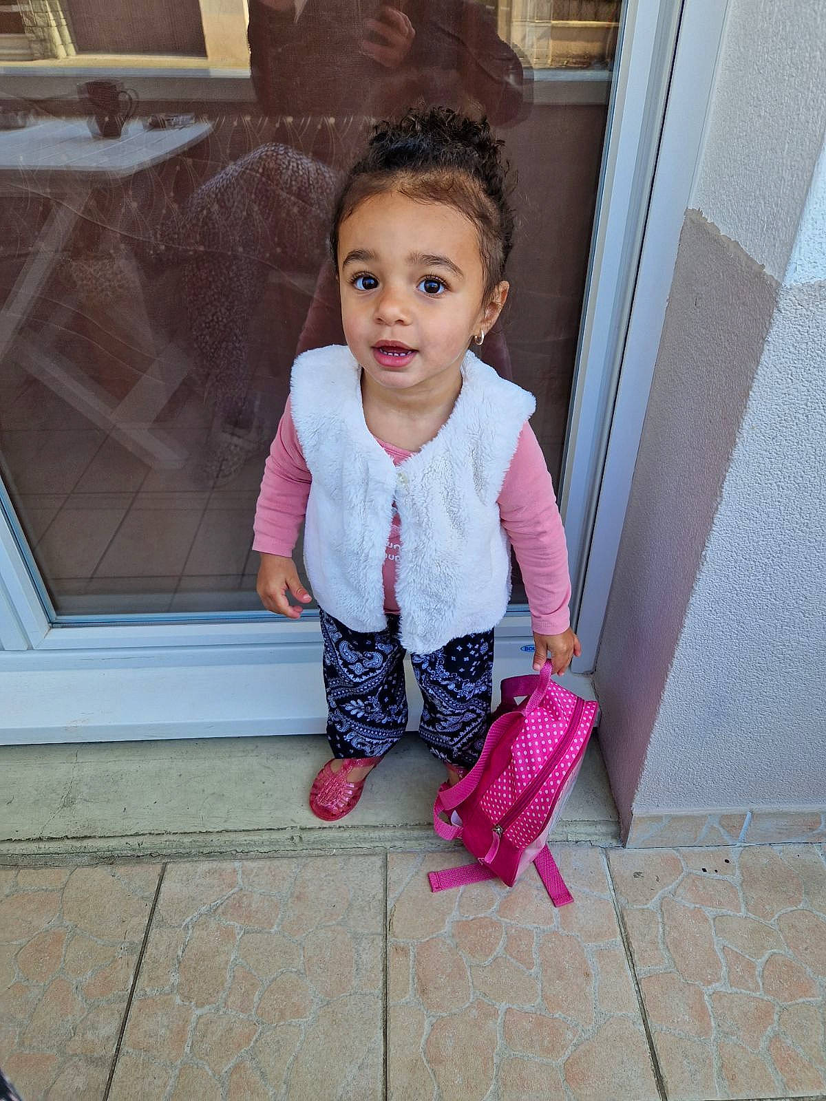 Jannah a rejoint le concours — aidez-le/la à gagner de superbes lots ! baby_toddler_clothing, cheek, child, face, floor, flooring, happy, head, magenta, outerwear, pattern, person, pink, sitting, skin, sleeve, standing, tints_and_shades, toddler, travel