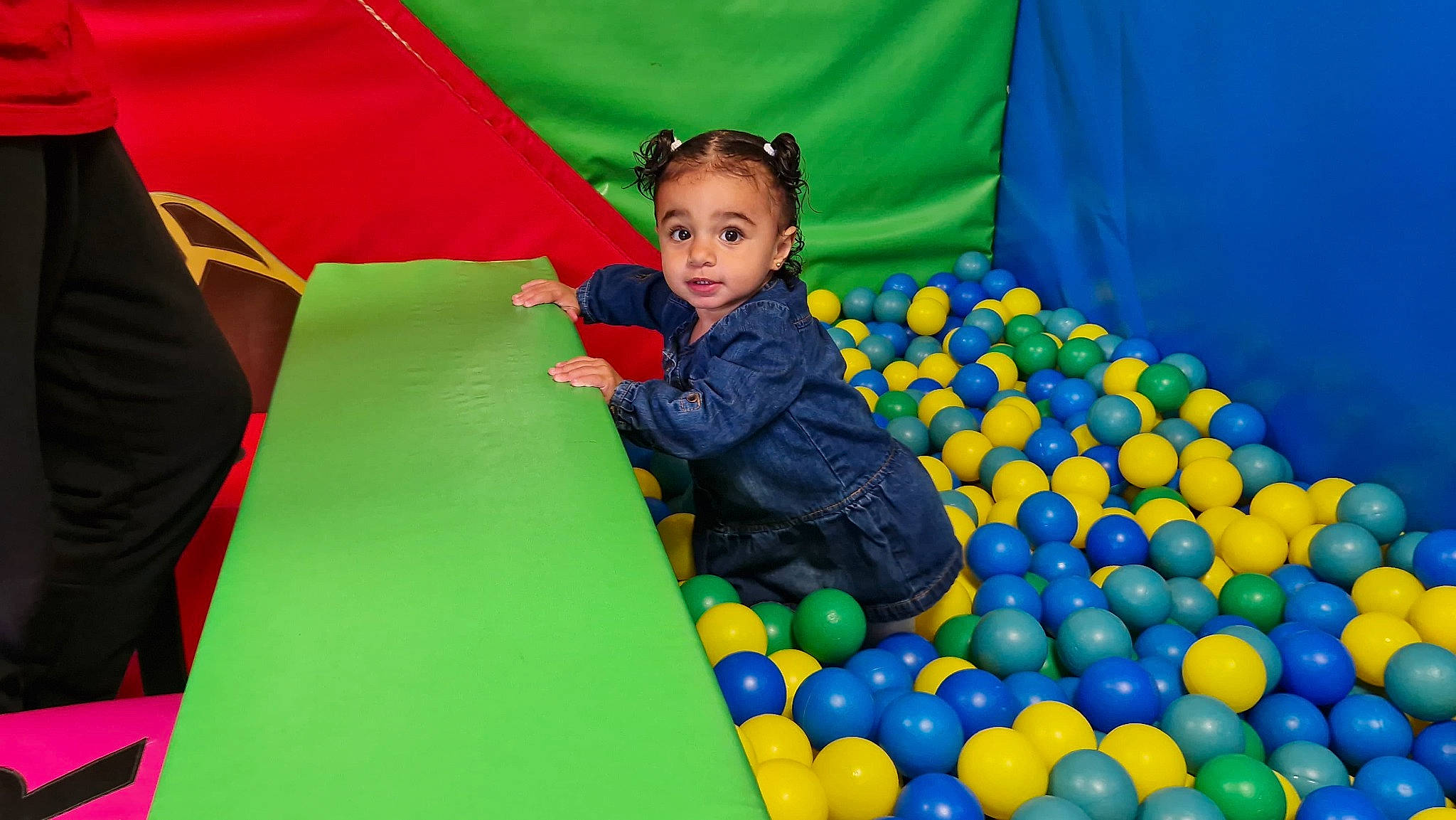 Jannah participe au concours pour gagner de l'argent avec cette photo : ball, ball_pit, child, chute, comfort, electric_blue, event, fun, grass, inflatable, leisure, outdoor_play_equipment, person, play, play_yard, playground, recreation, room, toddler, toy