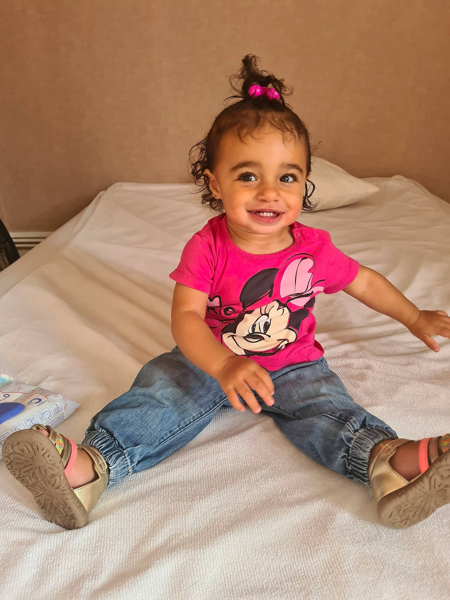 Jannah a rejoint le concours — aidez-le/la à gagner de superbes lots ! arm, baby_toddler_clothing, cheek, comfort, eye, facial_expression, finger, hair, happy, head, human_body, joint, joy, leg, mouth, person, shoulder, skin, sleeve, smile