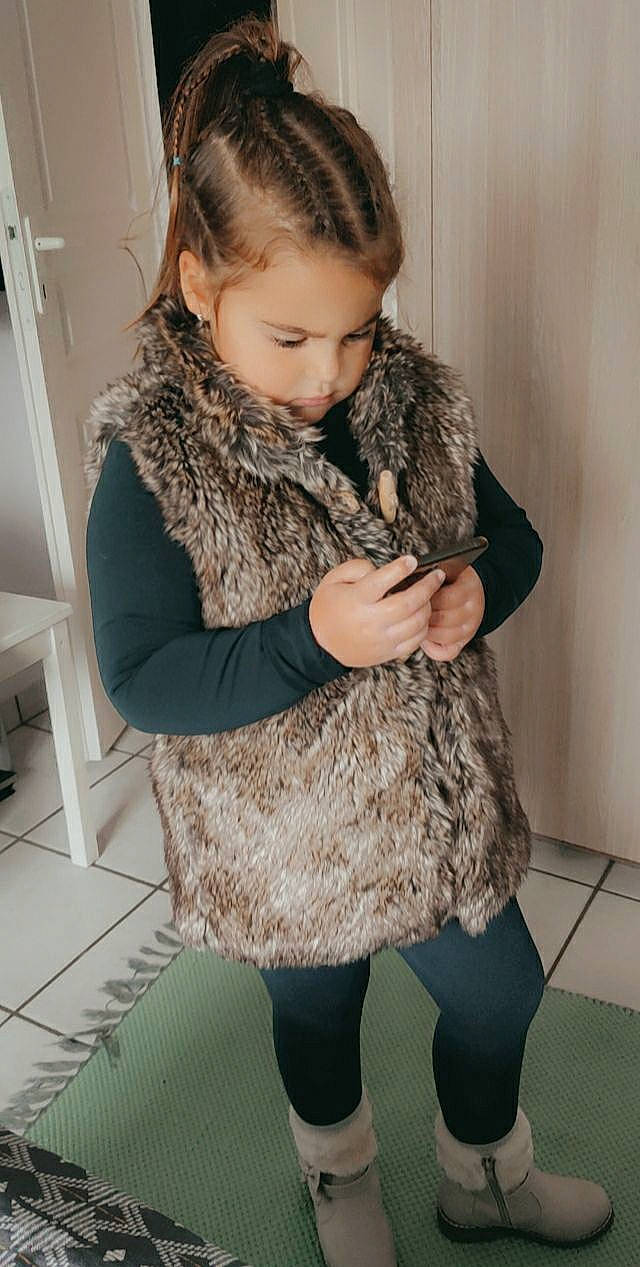 Nolya participe au concours pour gagner de l'argent avec cette photo : beige, child, ear, fur, fur_clothing, joint, long_hair, neck, outerwear, person, sleeve, textile, tights, toddler, wool