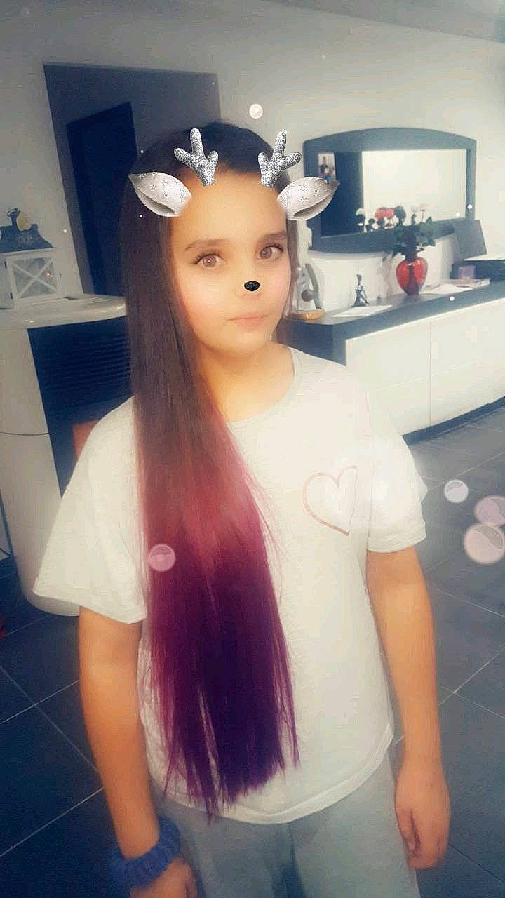 Shana participe au concours pour gagner de l'argent avec cette photo : artificial_hair_integrations, barbie, black_hair, blond, brown_hair, ear, eyelash, fashion_accessory, fawn, forehead, hair, hair_accessory, hair_coloring, hairstyle, head, hime_cut, lace_wig, long_hair, person, selfie