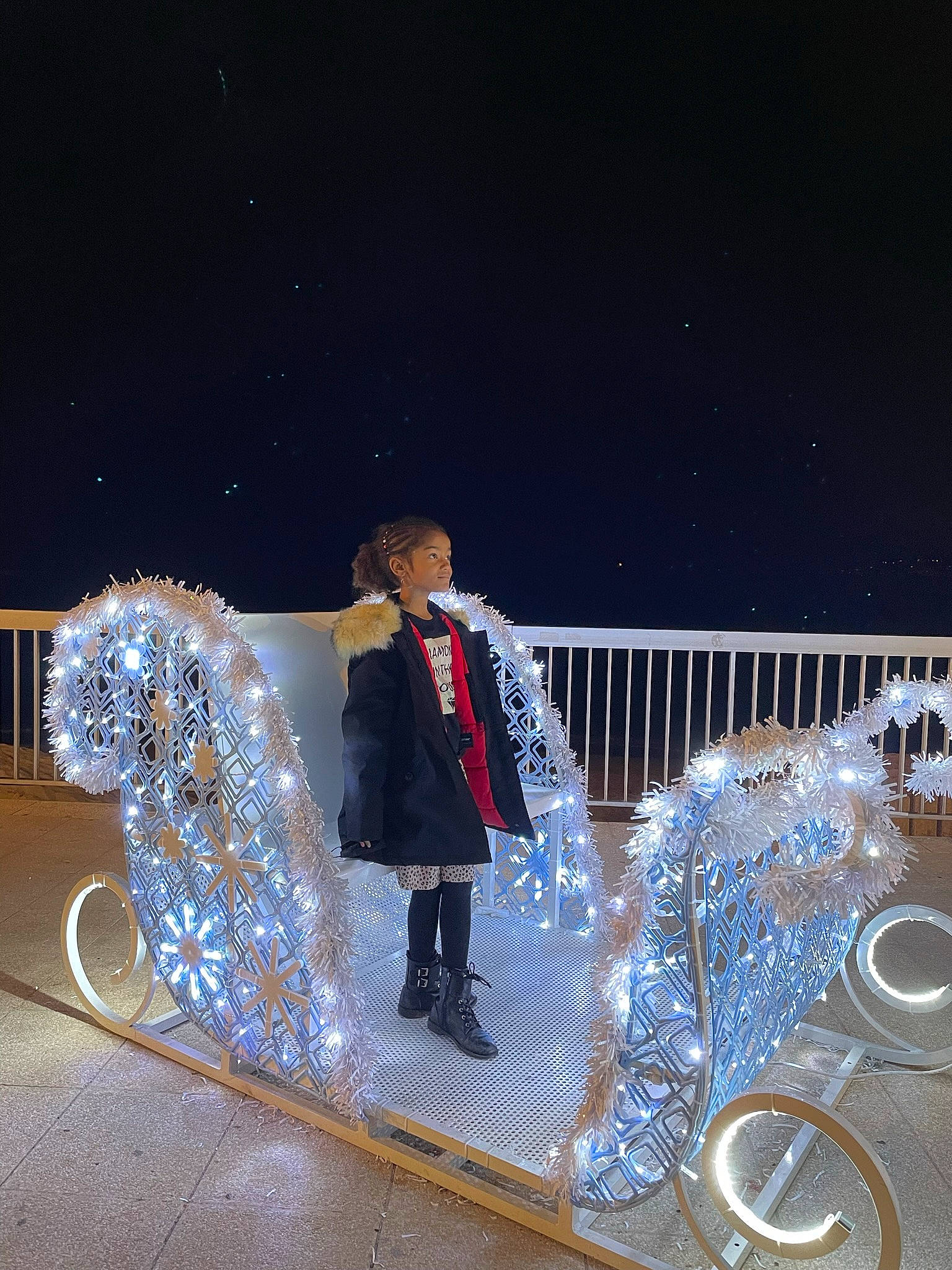 Liyah participe au concours pour gagner de l'argent avec cette photo : christmas_lights, darkness, drinkware, electric_blue, entertainment, event, freezing, fun, glass, holiday, leisure, midnight, night, performing_arts, person, sky, space, suit, tableware, visual_arts