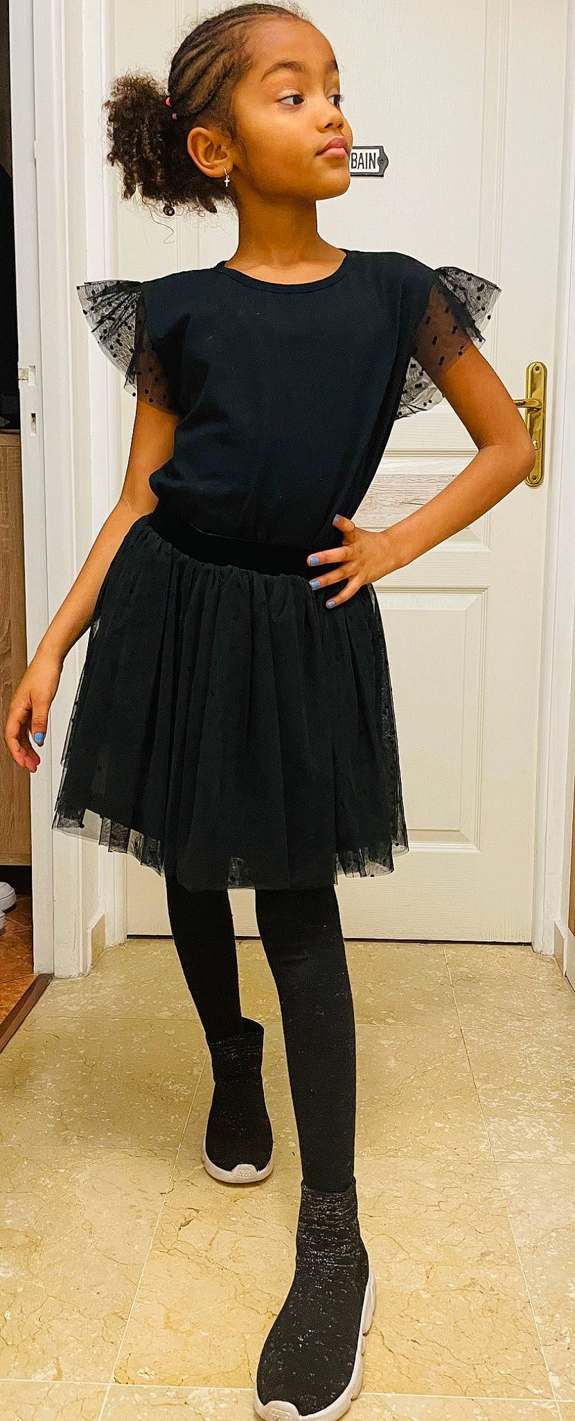 Liyah participe au concours pour gagner de l'argent avec cette photo : belt, black, blazer, day_dress, electric_blue, fashion, grey, hairstyle, joint, knee, long_hair, neck, one_piece_garment, pattern, person, shoulder, sleeve, thigh, trunk, waist