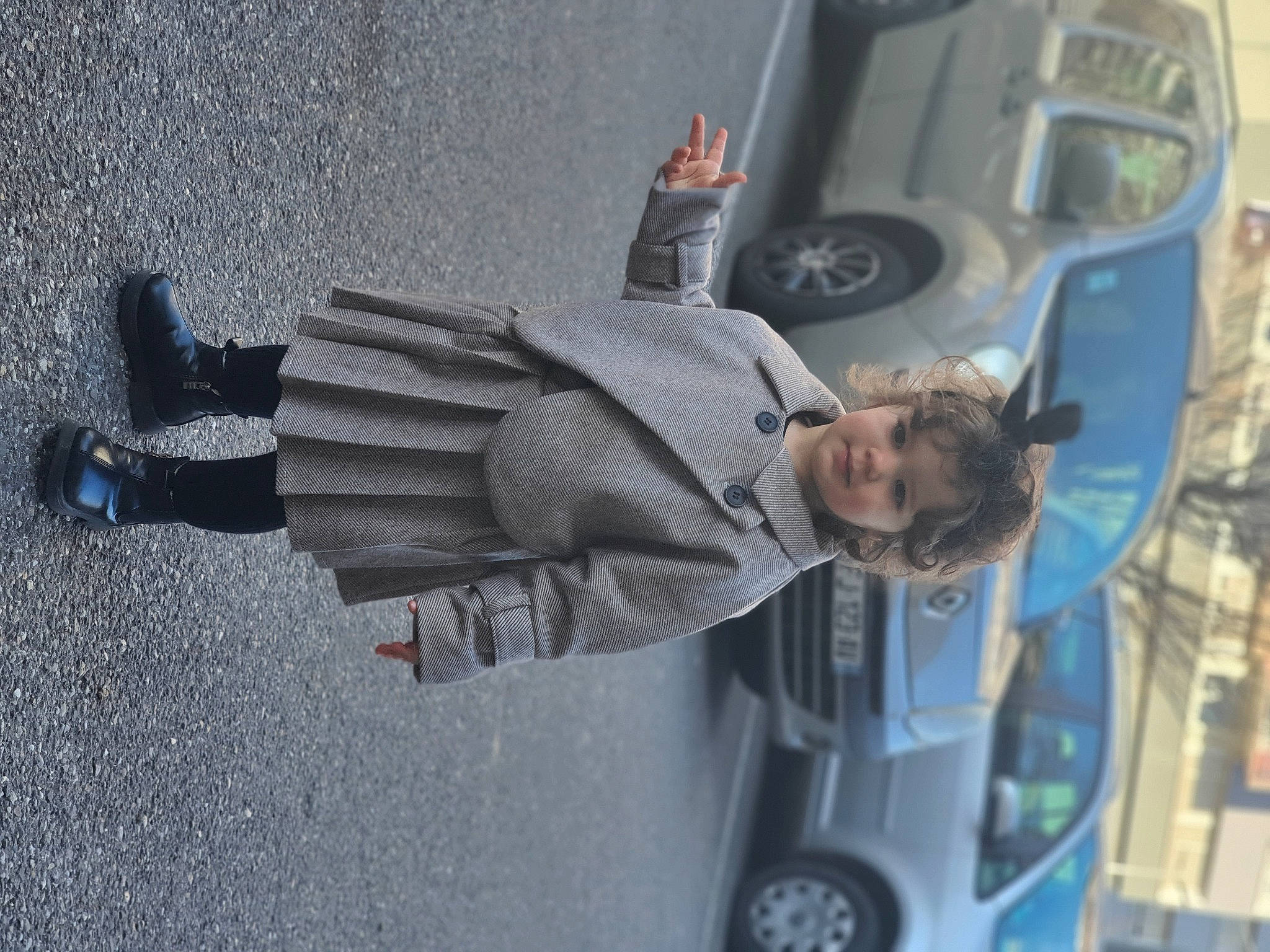 Aria participe au concours pour gagner de l'argent avec cette photo : art, asphalt, auto_part, automotive_design, automotive_exterior, automotive_lighting, automotive_tire, automotive_wheel_system, bumper, car, grey, hood, motor_vehicle, person, sidewalk, smile, tire, vehicle, vehicle_door, wheel