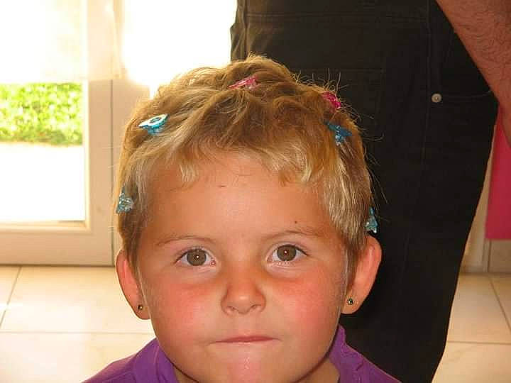 Julia participe au concours pour gagner de l'argent avec cette photo : baby_toddler_clothing, bangs, blond, cheek, child, ear, electric_blue, eyebrow, eyelash, eyewear, fashion_accessory, forehead, fun, hair, hairstyle, headpiece, iris, neck, nose, person