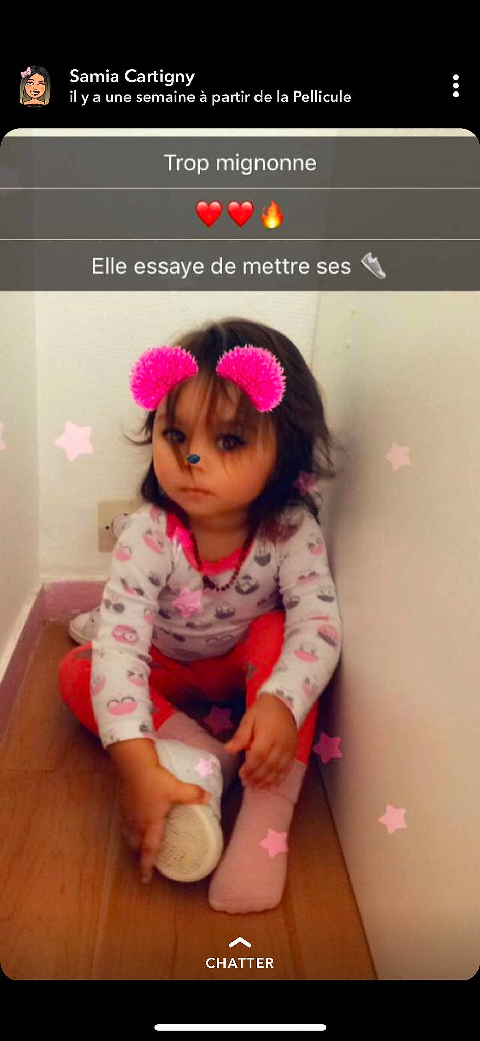 Norah a rejoint le concours — aidez-le/la à gagner de superbes lots ! baby_toddler_clothing, child, fur, hair_accessory, headband, headgear, person, photo_caption, pink, play, smile, stuffed_toy, toddler, toy