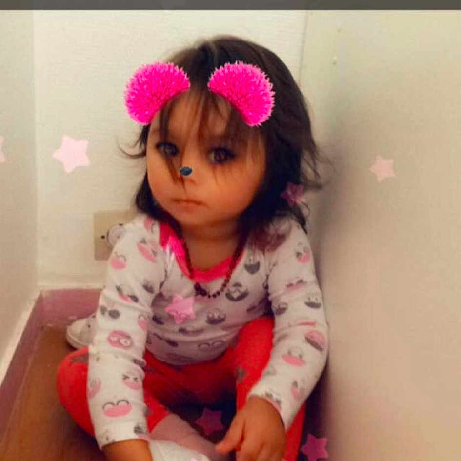 Norah a rejoint le concours — aidez-le/la à gagner de superbes lots ! baby_toddler_clothing, child, fur, hair_accessory, headband, headgear, person, photo_caption, pink, play, smile, stuffed_toy, toddler, toy